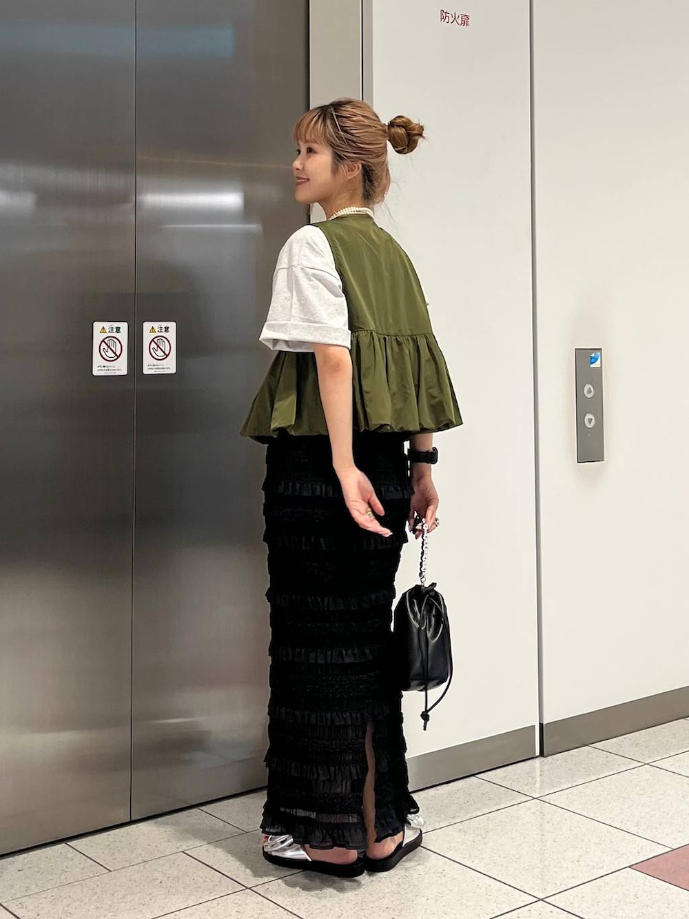 「差し色コーデ、カジュアル、ベスト、スカート、Tシャツ、サンダル、ショルダーバッグ、LOWRYS FARM、夏コーデ、大人カジュアル、大人女子カジュアル_LOWRYS FARM、ローリーズスタイル_LOWRYS FARM」｜「LOWRYS FARMのシャイニーペプラムベスト  129263（ベスト、グリーン系）」を使った、aoさん（レディース・158cm）の夏コーディネートの4枚目の写真