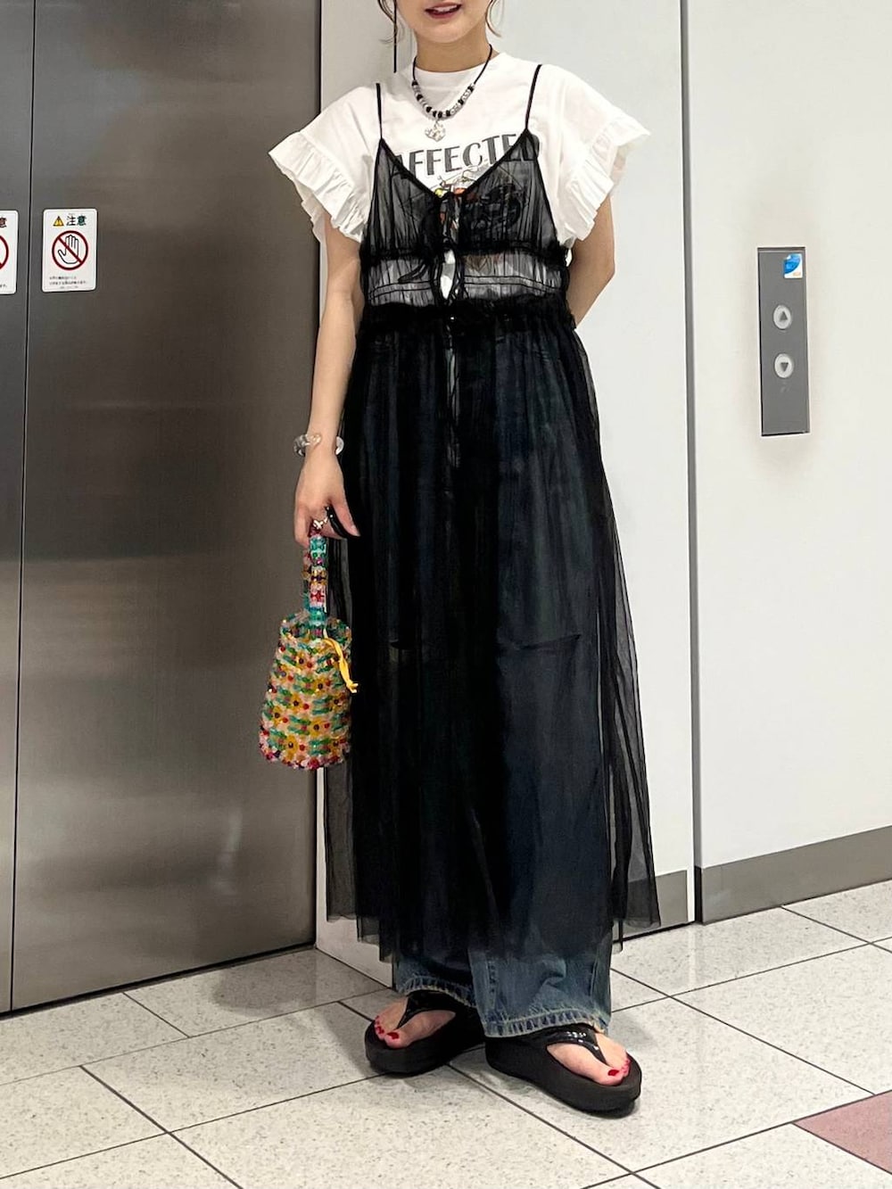 「差し色コーデ、カジュアル、キャミワンピース、ワンピース、Tシャツ、デニムパンツ、ネックレス、LOWRYS FARM、夏コーデ、大人カジュアル、大人女子カジュアル_LOWRYS FARM、ローリーズスタイル_LOWRYS FARM」|「JEANASISのWestern-styleネックレス/111788(ネックレス、ブラック系)」を使った、aoさん(レディース・158cm)の春コーディネートの2枚目の写真