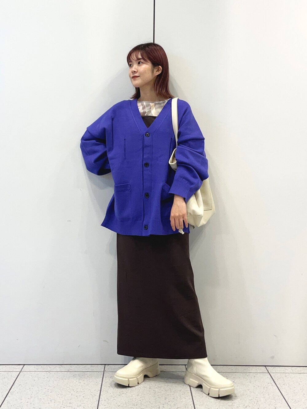 「大人カジュアル、秋服、ゆるコーデ、秋服準備はじめました、ショートブーツ、スニーカーブーツ、シアートップス、カーディガン、メンズアイテム、ユニセックス、トートバッグ、キャミワンピ、LOWRYS FARM、ローリーズファーム(LOWRYS FARM)、ローリーズファーム公認インフルエンサー」｜「LOWRYS FARMのストレッチスニーカーブーツ　345671（ブーツ、ホワイト系）」を使った、aoさん（レディース・158cm）の秋コーディネートの2枚目の写真