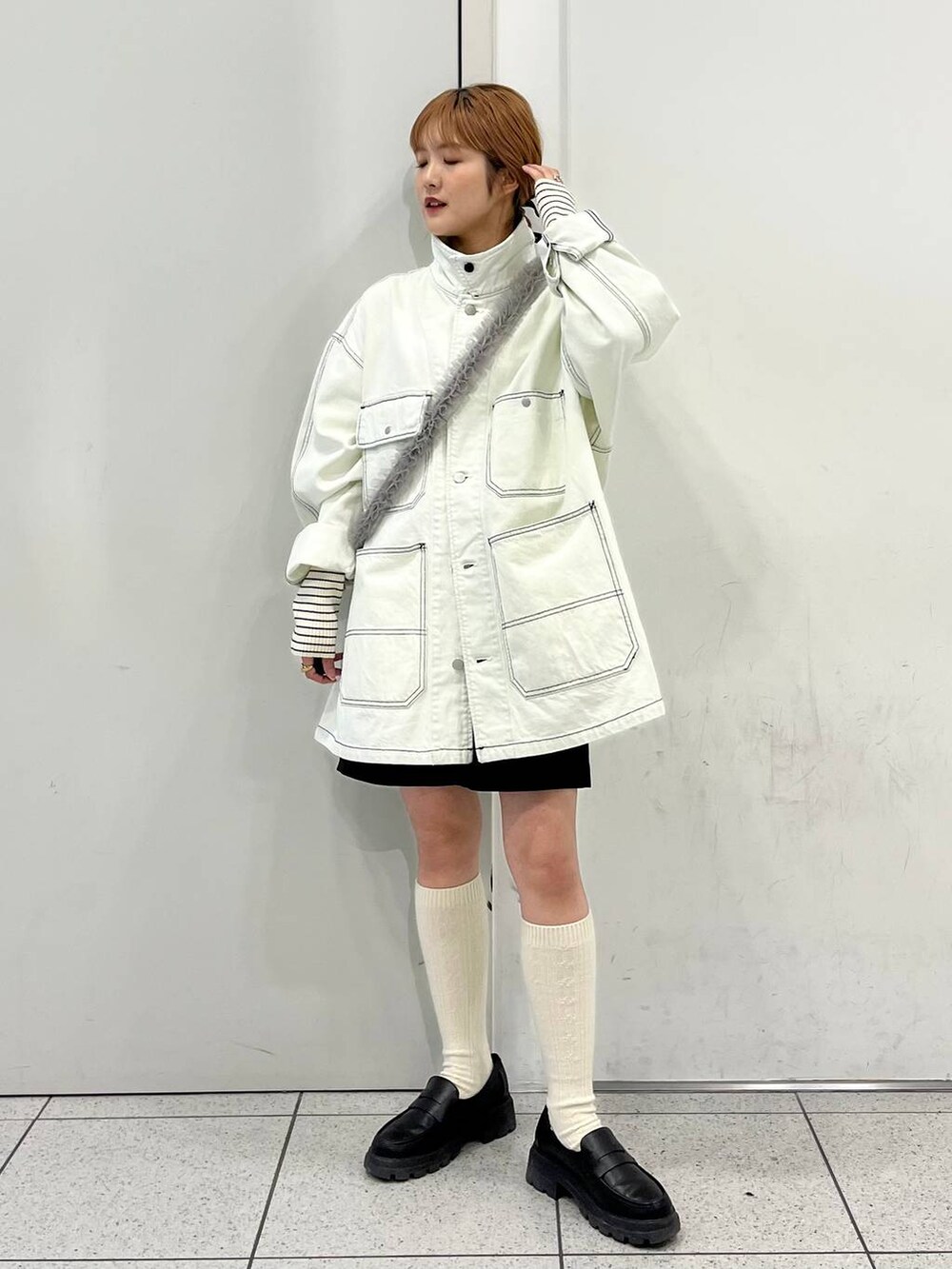 「差し色コーデ、カジュアル、ユニセックス、デニムジャケット、モバイルグッズ_Me%、春コーデ、ショートパンツ、LOWRYS FARM、ローリーズスタイル_LOWRYS FARM、大人女子カジュアル_LOWRYS FARM」｜「LOWRYS FARMのウールライクタックショートパンツ  969402（その他パンツ、ブラック系）」を使った、aoさん（レディース・158cm）の冬コーディネートの2枚目の写真