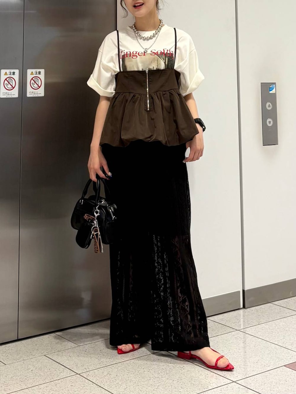 「差し色コーデ、カジュアル、Tシャツ、ビスチェ、ワイドパンツ、ラフ、夏コーデ、サンダル、LOWRYS FARM、大人カジュアル、大人女子カジュアル_LOWRYS FARM、ローリーズスタイル_LOWRYS FARM」|「LOWRYS FARMのポインテッドナローサンダル 287486(サンダル、レッド系)」を使った、aoさん(レディース・158cm)の夏コーディネートの2枚目の写真