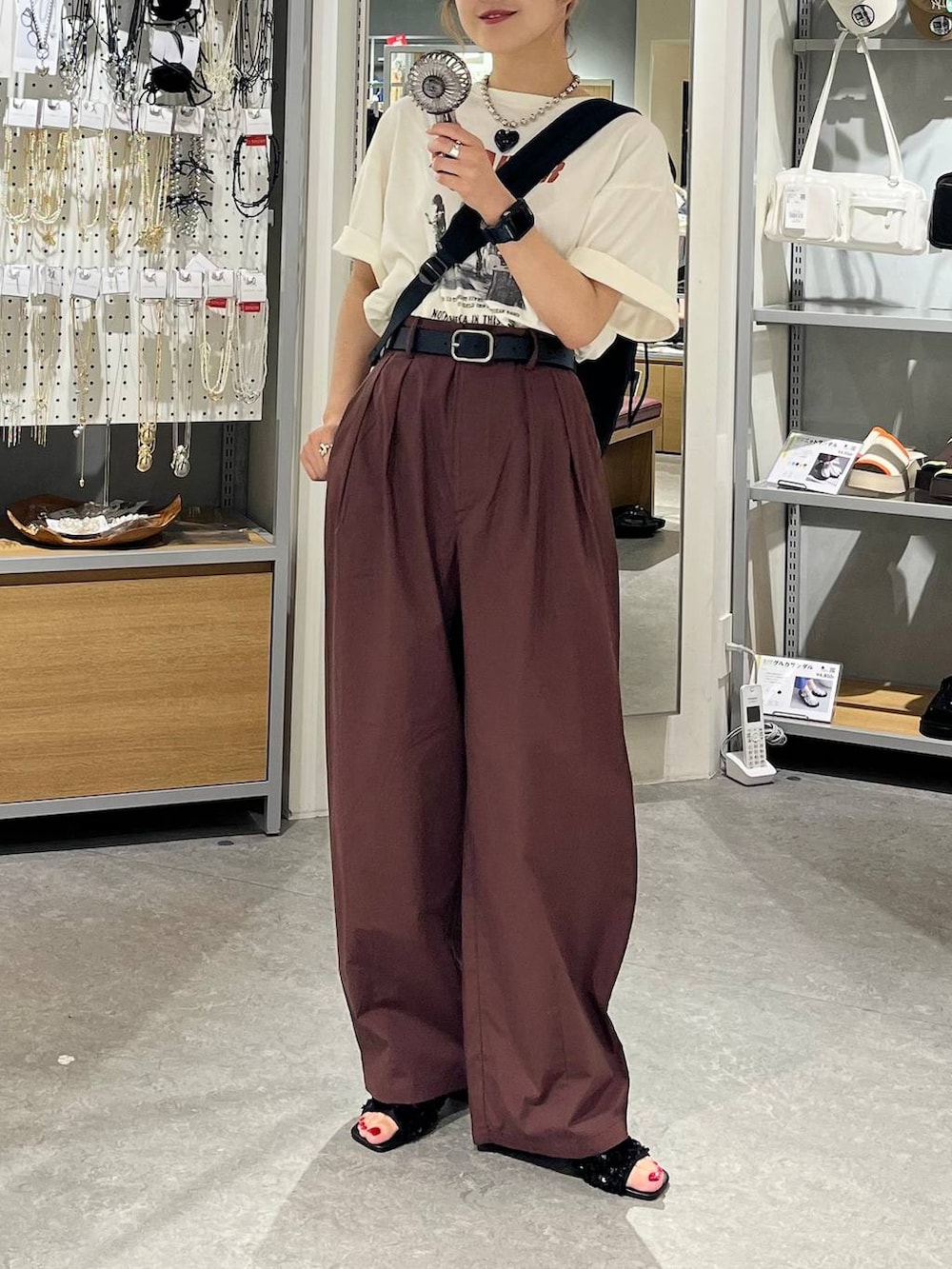 「差し色コーデ、カジュアル、ワイドパンツ、Tシャツ、ショルダーバッグ、サンダル、LOWRYS FARM、夏コーデ、大人女子カジュアル_LOWRYS FARM、大人カジュアル、ローリーズスタイル_LOWRYS FARM」|「Me%のクリアハンディーファン 110074(生活家電、ブラック系)」を使った、aoさん(レディース・158cm)の夏コーディネートの2枚目の写真