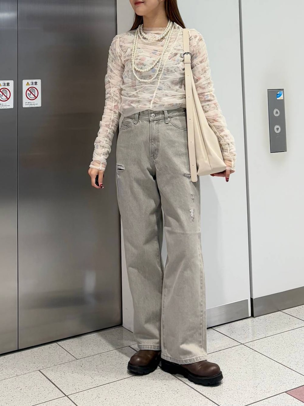 「ブーツ、LOWRYS FARM、春コーデ、差し色コーデ、カジュアル、デニムパンツ、ショルダーバッグ、ショートブーツ、春色、大人女子カジュアル_LOWRYS FARM、ローリーズスタイル_LOWRYS FARM」｜「LOWRYS FARMのヤワラカルイ２ＷＡＹショルダーＢＡＧ 115210（ショルダーバッグ、ホワイト系）」を使った、aoさん（レディース・158cm）の冬コーディネートの4枚目の写真