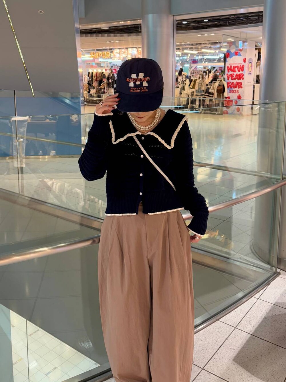 「カジュアル、差し色コーデ、Me%、LOWRYS FARM、カーディガン、キャップ、niko and ...、ネックレス、パンツ、春コーデ、春服みてみて、大人女子カジュアル_LOWRYS FARM、ローリーズスタイル_LOWRYS FARM、大人カジュアル」｜「niko and...のBIG刺繍切り替えキャップ（キャップ、ブルー系）」を使った、aoさん（レディース・158cm）の冬コーディネートの2枚目の写真