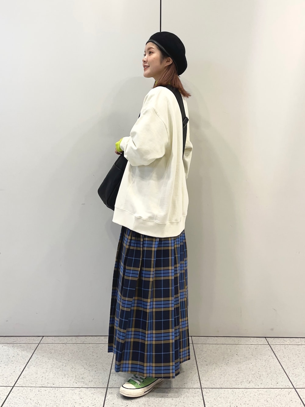 「タートルネック、ホワイトコーデ、クリスマスに着たい服、レイヤードスタイル、マイベストコーデ2022、スニーカーコーデ、ロゴスウェット、スウェット、ベレー帽、コンバース、カラーコーデ、カラーニット、チェックスカート、LOWRYS FARM、ローリーズファーム(LOWRYS FARM)」｜「LOWRYS FARMのチェックキルトスカート　170837（スカート、ブルー系）」を使った、aoさん（レディース・158cm）の冬コーディネートの3枚目の写真