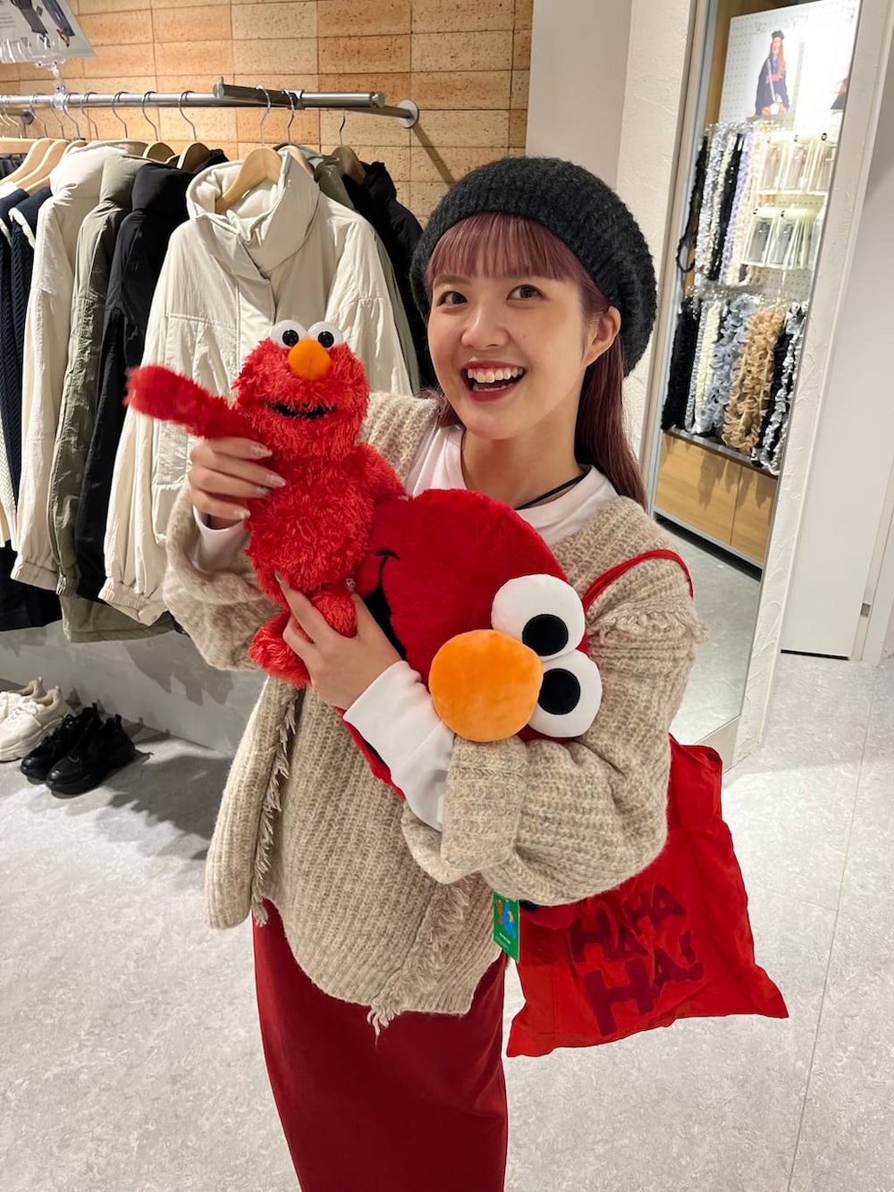 「ニット、スカート、ベレー帽、Tシャツ、ロンT、ロングスカート、LOWRYS FARM、大人カジュアル、ローリーズスタイル_LOWRYS FARM、差し色コーデ、カジュアル」｜「LOWRYS FARMの２ＷＡＹフリンジメランジＬＳ　116690（ニット/セーター、ホワイト系）」を使った、aoさん（レディース・158cm）の秋コーディネートの2枚目の写真