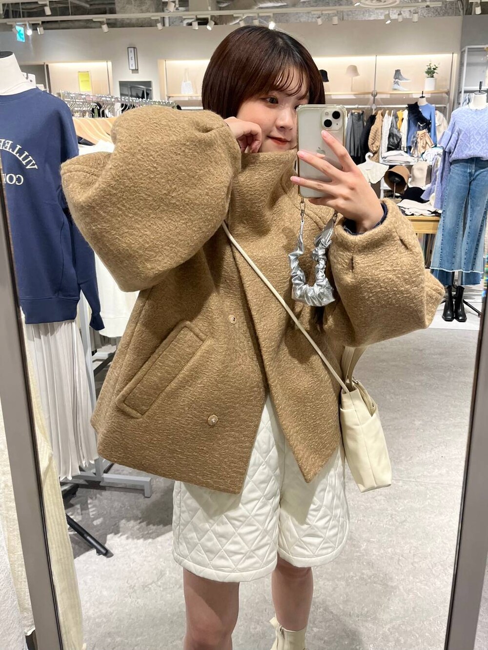 「カジュアル、差し色コーデ、ブルゾン、ショルダーバッグ、バッグ、ブーツ、ショートブーツ、ショートパンツ、LOWRYS FARM、Me%、モバイルグッズ_Me%、ローリーズスタイル_LOWRYS FARM、大人女子カジュアル_LOWRYS FARM」｜「LOWRYS FARMのループショートブルゾン　906769（ブルゾン、ブラウン系）」を使った、aoさん（レディース・158cm）の秋コーディネートの3枚目の写真