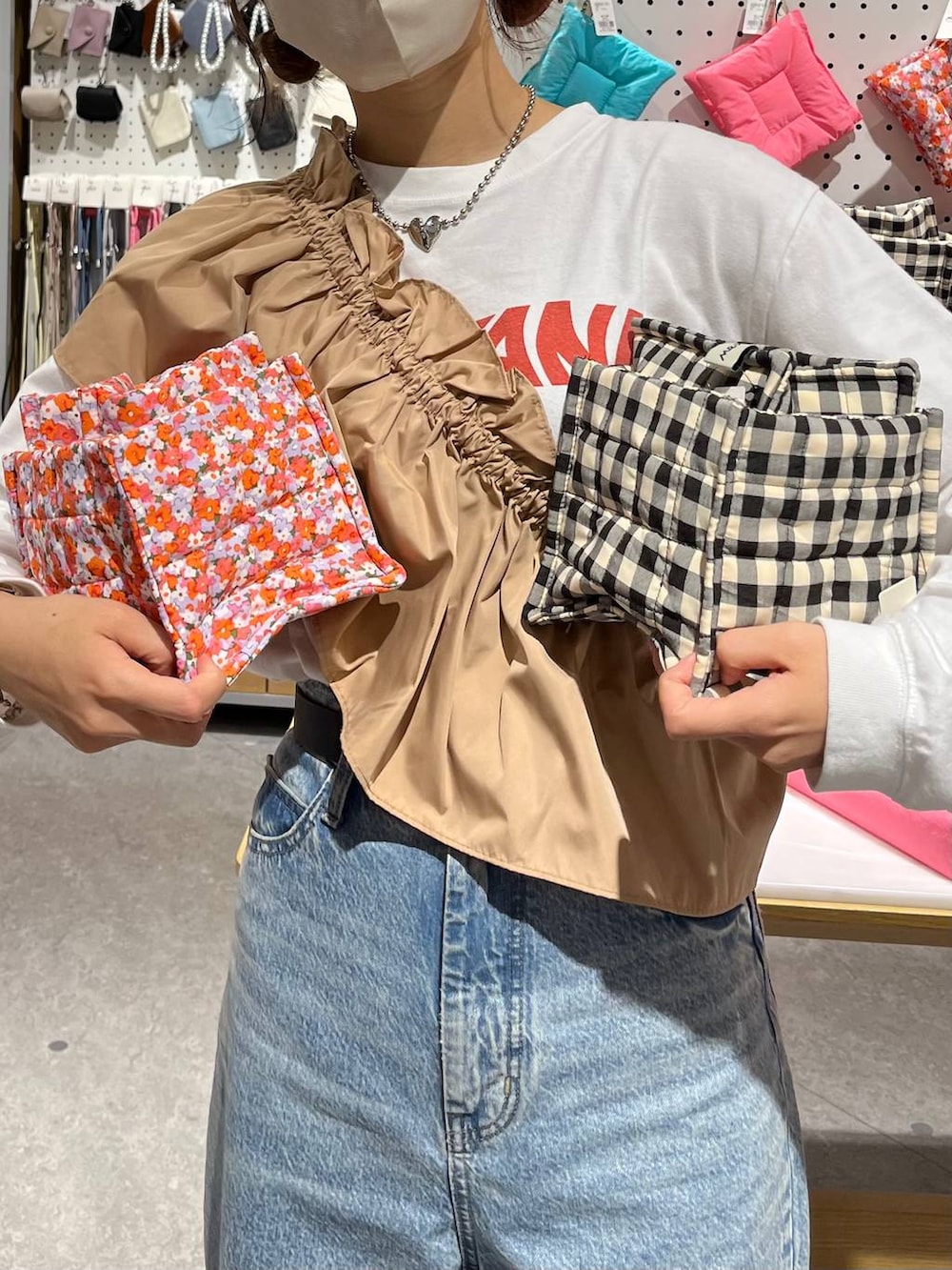 「デニムパンツ、ネックレス、LOWRYS FARM、Me%、大人女子カジュアル_LOWRYS FARM、ローリーズスタイル_LOWRYS FARM、Tシャツ、差し色コーデ、カジュアル」｜「LOWRYS FARMのＣＯＮＥカーブデニムパンツ 907037（デニムパンツ、ブルー系）」を使った、aoさん（レディース・158cm）の秋コーディネートの2枚目の写真