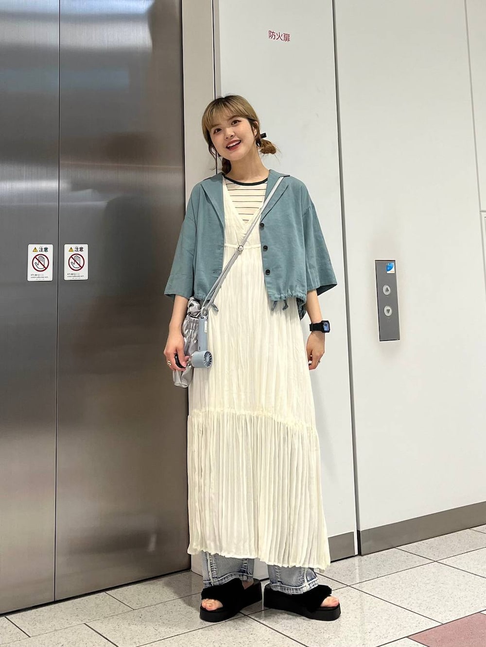 「差し色コーデ、カジュアル、シャツ、ハンディファン、デニムパンツ、ワンピース、タンクトップ、サンダル、ショルダーバッグ、LOWRYS FARM、夏コーデ、ローリーズスタイル_LOWRYS FARM」|「LOWRYS FARMのカンドウフィットフリル 105198(サンダル、ブラック系)」を使った、aoさん(レディース・158cm)の夏コーディネートの2枚目の写真