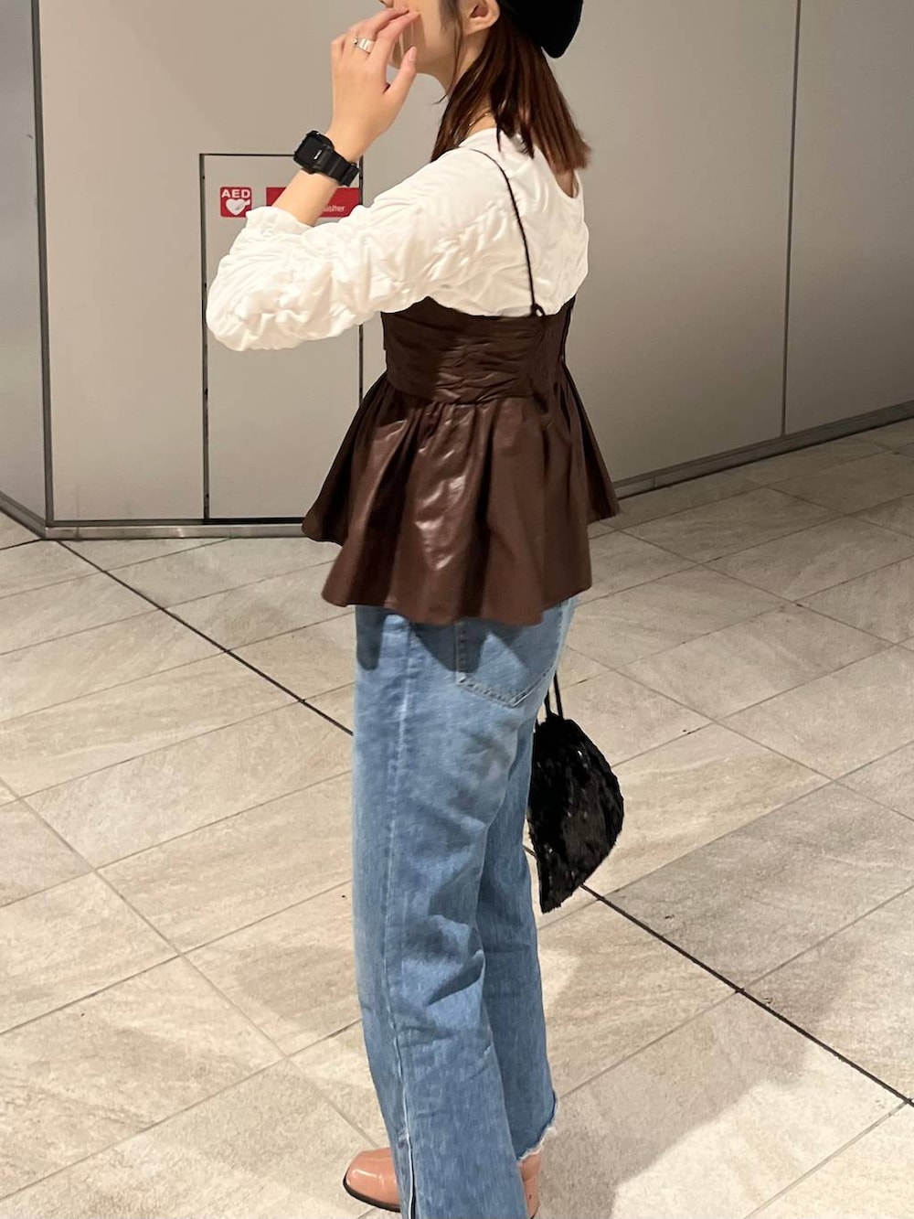 「キャミソール、差し色コーデ、カジュアル、ネックレス、LOWRYS FARM、JEANASIS、ローリーズスタイル_LOWRYS FARM、大人女子カジュアル_LOWRYS FARM、バッグ、ショルダーバッグ」｜「LOWRYS FARMのスパンコールキンチャクＢＡＧ　970194（ハンドバッグ、ブラック系）」を使った、aoさん（レディース・158cm）の秋コーディネートの4枚目の写真