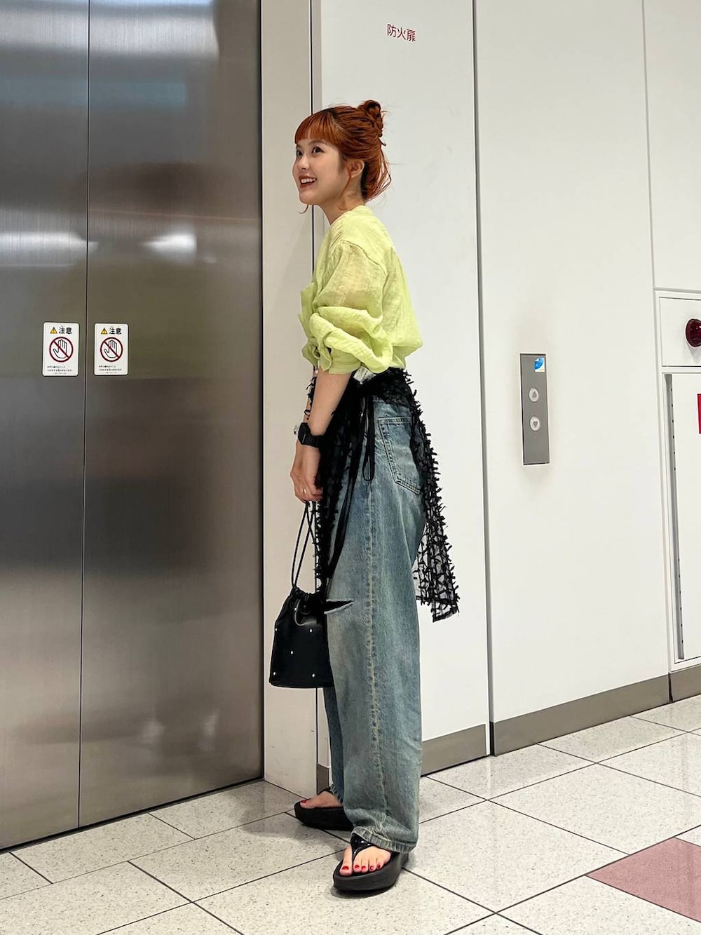 「差し色コーデ、カジュアル、ネックレス、シャツ、キャミソール、シャツスタイル、サンダル、デニムパンツ、セールコーデ、大人カジュアル、LOWRYS FARM、大人女子カジュアル_LOWRYS FARM、ローリーズスタイル_LOWRYS FARM」｜「LOWRYS FARMのスタイルＵＰクロスカップキャミ　100757（Tシャツ/カットソー、ホワイト系）」を使った、aoさん（レディース・158cm）の夏コーディネートの4枚目の写真