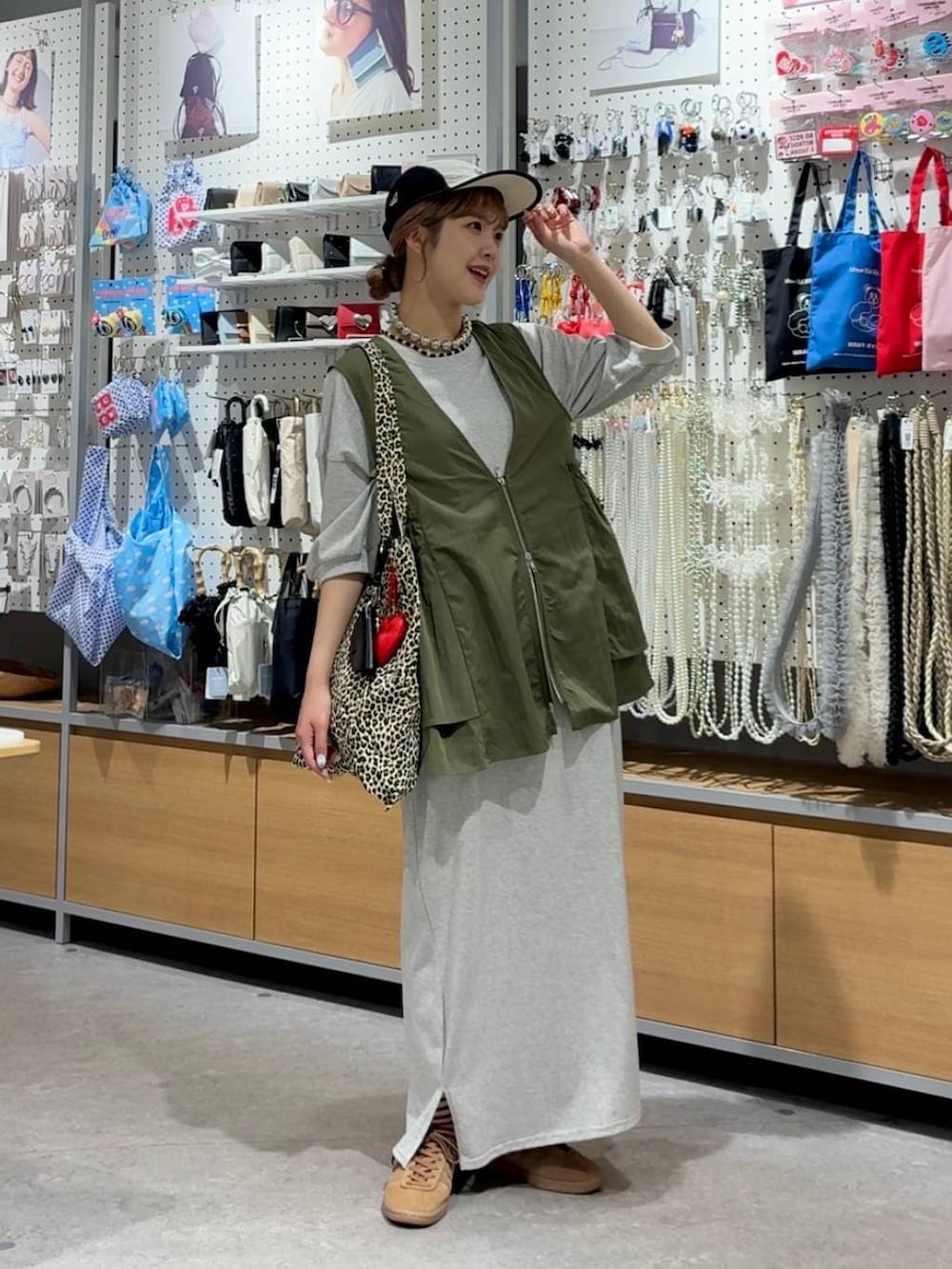 「差し色コーデ、カジュアル、ゆったり、ラフ、キャップ、トートバッグ、ワンピース、ベスト、ローリーズスタイル_LOWRYS FARM、大人女子カジュアル_LOWRYS FARM」|「LOWRYS FARMのTWENTY9 MIYUKI ARIHARA am リップストップ メッシュ 283954(キャップ、ホワイト系)」を使った、aoさん(レディース・158cm)の夏コーディネートの2枚目の写真