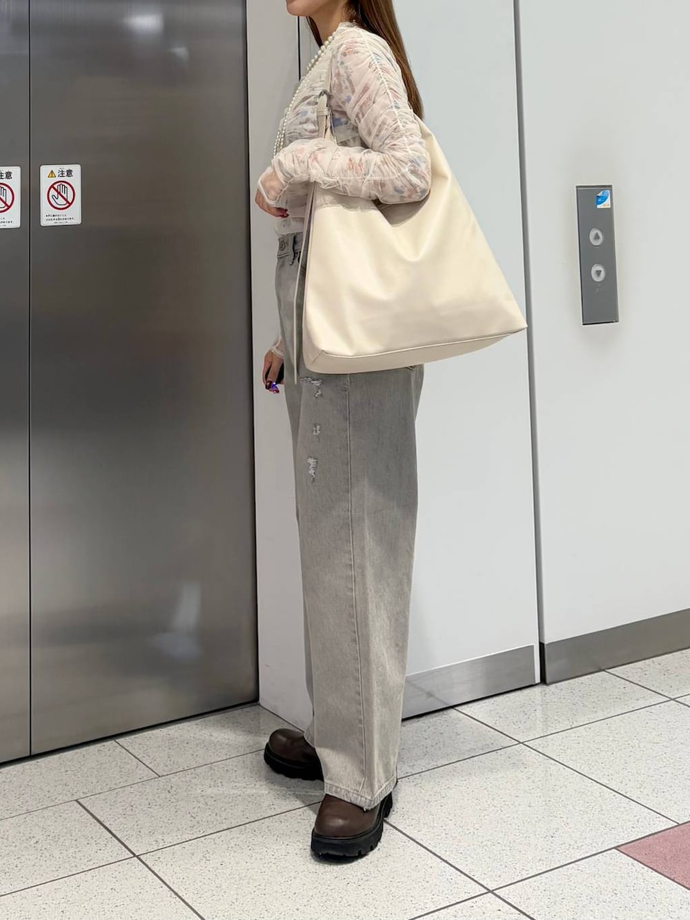 「ブーツ、LOWRYS FARM、春コーデ、差し色コーデ、カジュアル、デニムパンツ、ショルダーバッグ、ショートブーツ、春色、大人女子カジュアル_LOWRYS FARM、ローリーズスタイル_LOWRYS FARM」｜「LOWRYS FARMのヤワラカルイ２ＷＡＹショルダーＢＡＧ 115210（ショルダーバッグ、ホワイト系）」を使った、aoさん（レディース・158cm）の冬コーディネートの5枚目の写真