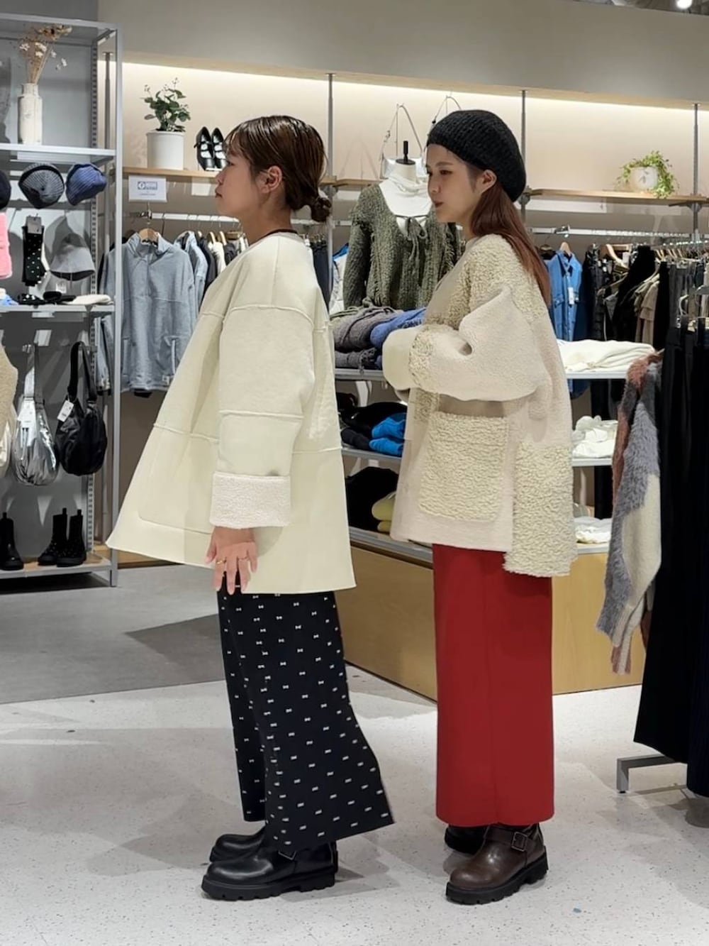「カジュアル、差し色コーデ、ベレー帽、アウター、冬コーデ、冬アウター、LOWRYS FARM、スウェット、スカート、大人カジュアル、ローリーズスタイル_LOWRYS FARM」|「LOWRYS FARMのスポンディッシュタイトスカート 116713(スカート、レッド系)」を使った、aoさん(レディース・158cm)の秋コーディネートの3枚目の写真