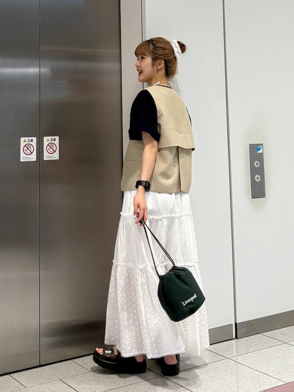 「セールコーデ、ロングスカート、ベスト、Tシャツ、サンダル、LOWRYS FARM、夏コーデ、大人女子カジュアル_LOWRYS FARM、ローリーズスタイル_LOWRYS FARM、差し色コーデ、カジュアル」｜「LOWRYS FARMのパールタレンネックレス　249411（ネックレス、ベージュ系）」を使った、aoさん（レディース・158cm）の夏コーディネートの3枚目の写真