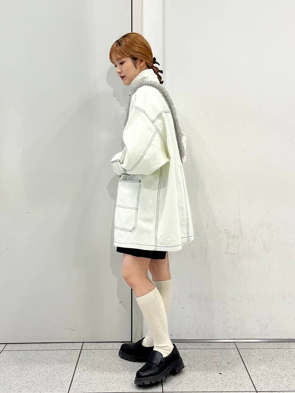 「差し色コーデ、カジュアル、ユニセックス、デニムジャケット、モバイルグッズ_Me%、春コーデ、ショートパンツ、LOWRYS FARM、ローリーズスタイル_LOWRYS FARM、大人女子カジュアル_LOWRYS FARM」｜「LOWRYS FARMのウールライクタックショートパンツ  969402（その他パンツ、ブラック系）」を使った、aoさん（レディース・158cm）の冬コーディネートの3枚目の写真