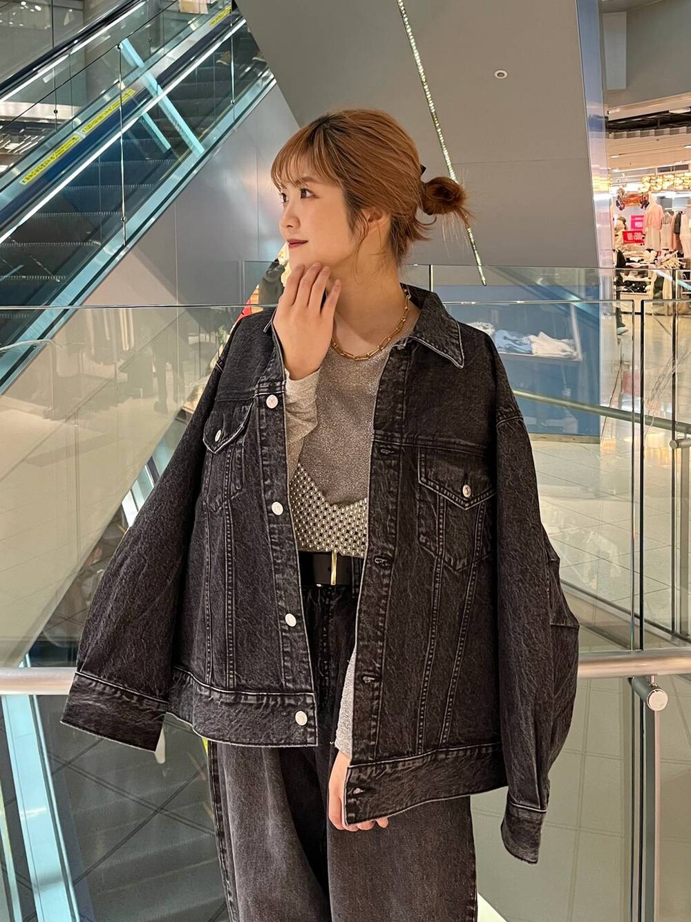 ホワイト系のTシャツ/カットソー、ブラック系のテーラードジャケット、ブラック系のデニムパンツを着用したレディースの冬コーディネートの2枚目の写真