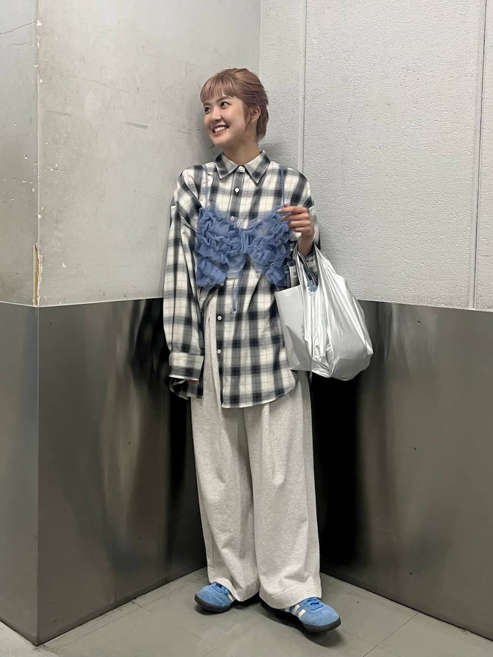 「差し色コーデ、カジュアル、ユニセックス、シャツ、チェック、シャツスタイル、スウェットパンツ、エコバッグ、LOWRYS FARM、大人カジュアル、大人女子カジュアル_LOWRYS FARM、ラフ」｜「LOWRYS FARMのオンブレチェックシャツＬＳ　116609（シャツ/ブラウス、ブルー系）」を使った、aoさん（レディース・158cm）の夏コーディネートの2枚目の写真