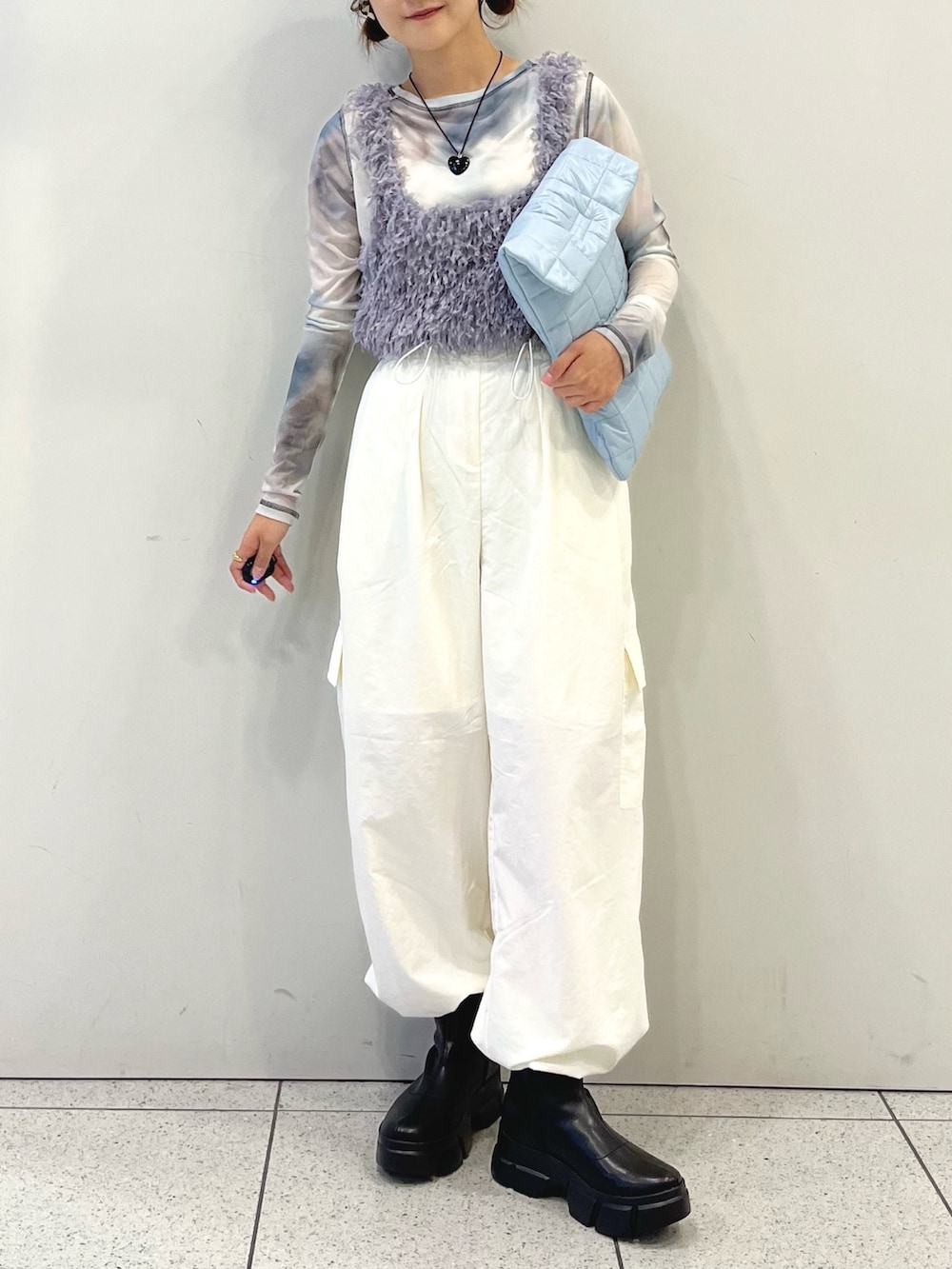 「厚底シューズ、秋服準備はじめました、レイヤードスタイル、スニーカーブーツ、ショートブーツ、フリンジ、タイダイ柄、シアートップス、ベスト、ビスチェ、カーゴパンツ、ナイロンパンツ、LOWRYS FARM、ローリーズファーム(LOWRYS FARM)」｜「LOWRYS FARMの２ＷＡＹフリンジフェザーノースリーブ  976819（ベスト、グレー系）」を使った、aoさん（レディース・158cm）の夏コーディネートの2枚目の写真