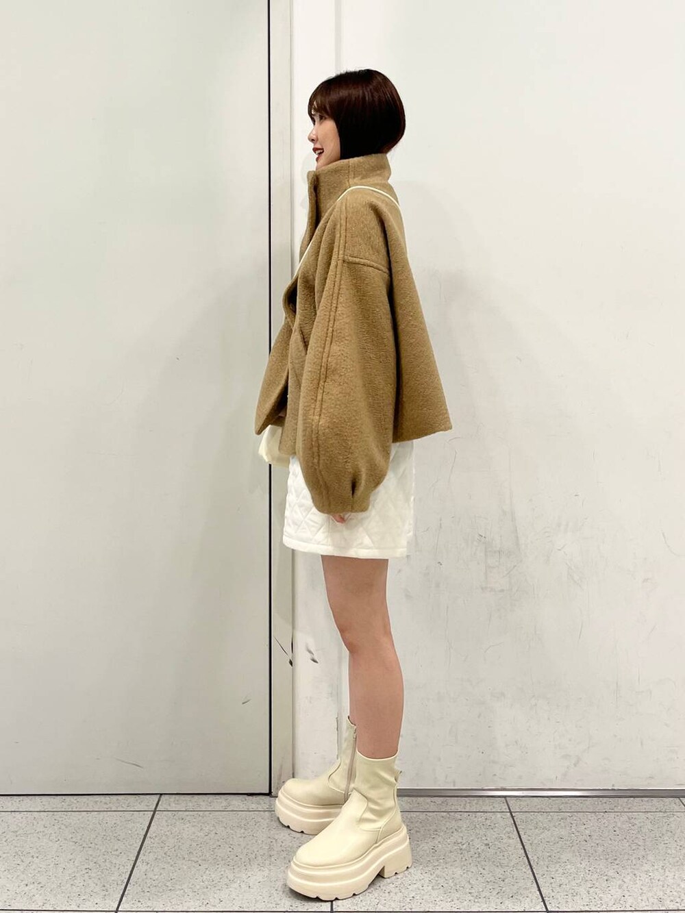 「カジュアル、差し色コーデ、ブルゾン、ショルダーバッグ、バッグ、ブーツ、ショートブーツ、ショートパンツ、LOWRYS FARM、Me%、モバイルグッズ_Me%、ローリーズスタイル_LOWRYS FARM、大人女子カジュアル_LOWRYS FARM」｜「LOWRYS FARMのループショートブルゾン　906769（ブルゾン、ブラウン系）」を使った、aoさん（レディース・158cm）の秋コーディネートの4枚目の写真
