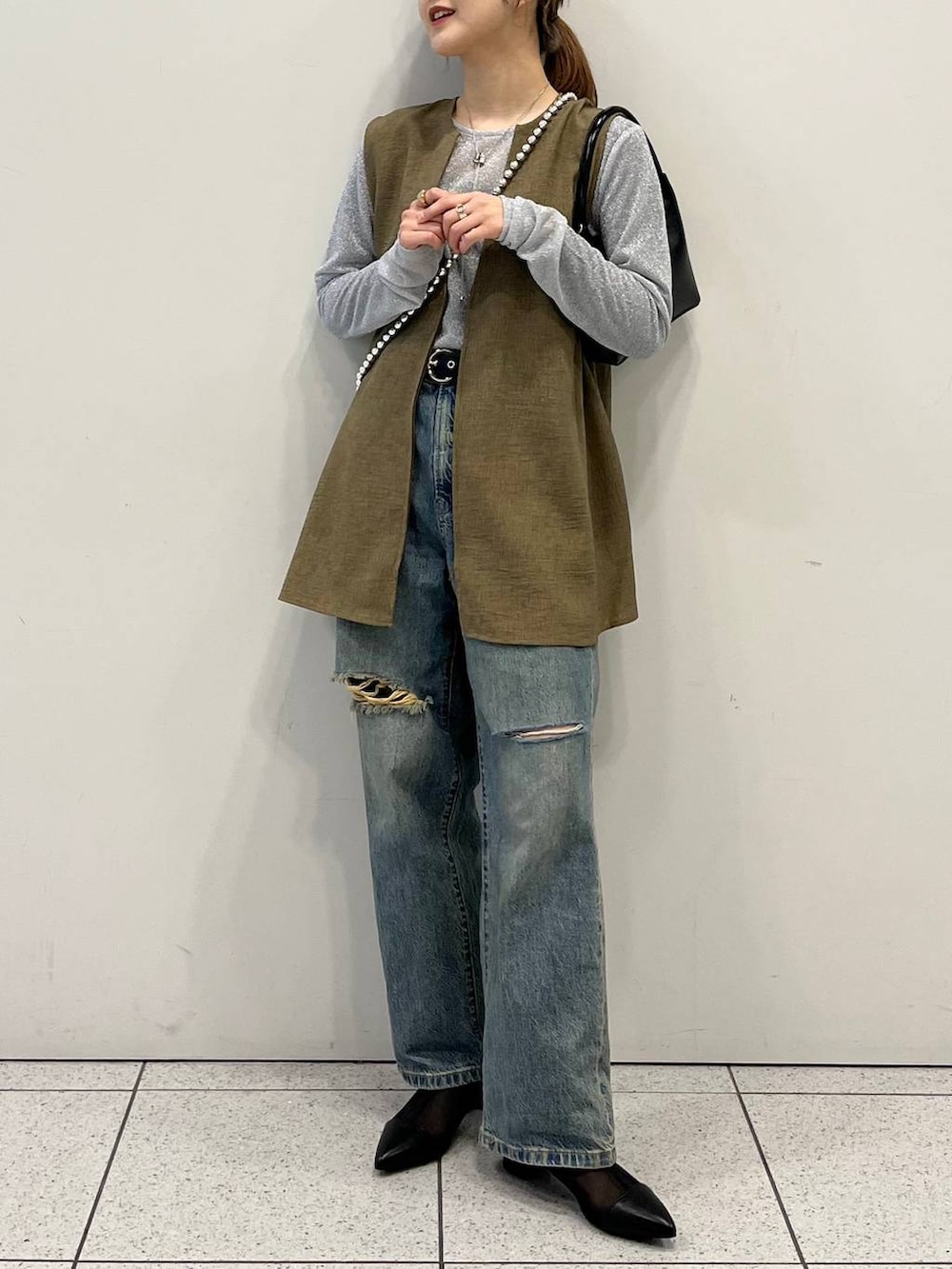 「差し色コーデ、カジュアル、デニムパンツ、ベスト、メガネ、メガネ女子、ベルト、ショートブーツ、LOWRYS FARM、Me%、大人女子カジュアル_LOWRYS FARM、ローリーズスタイル_LOWRYS FARM、春コーデ」｜「LOWRYS FARMのシアーブーツ　100495（ブーツ、ブラック系）」を使った、aoさん（レディース・158cm）の春コーディネートの3枚目の写真