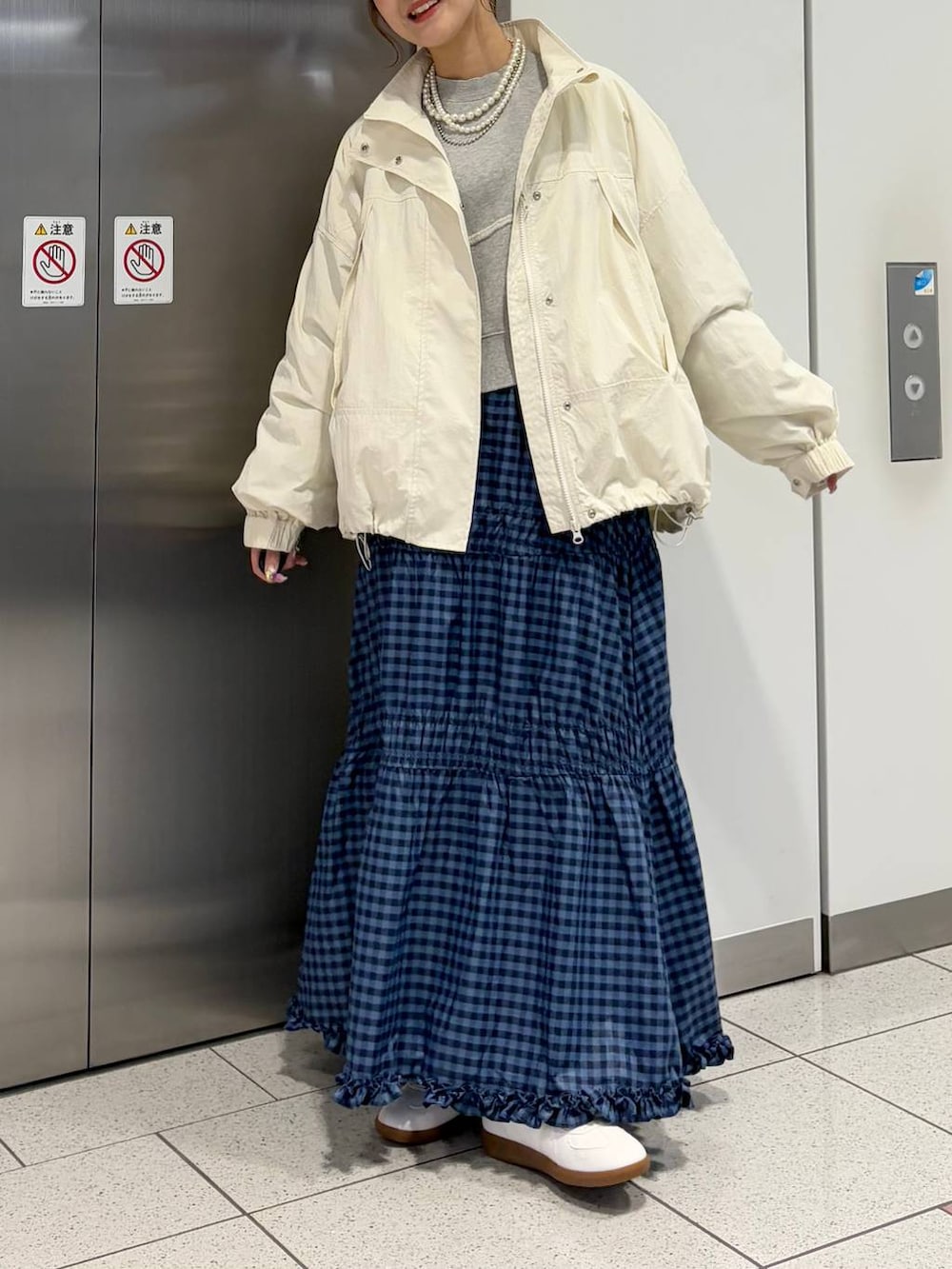 「差し色コーデ、カジュアル、春アウター、コート、スウェット、ネックレス、ロングスカート、スカート、リュック・バッグ、LOWRYS FARM、春コーデ、大人女子カジュアル_LOWRYS FARM、ローリーズスタイル_LOWRYS FARM」|「LOWRYS FARMのリメイクフウウラケLS 145816(スウェット、グレー系)」を使った、aoさん(レディース・158cm)の春コーディネートの2枚目の写真