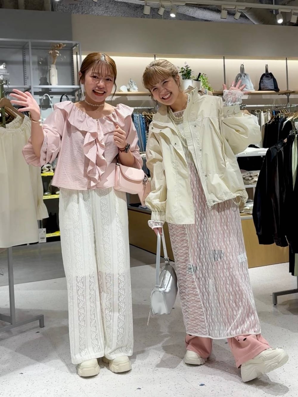 「差し色コーデ、カジュアル、ブラウス、ブルゾン、ネックレス、ワンピース、スニーカー、テーマパーク、テーマパークコーデ、春コーデ、春色、LOWRYS FARM、大人女子カジュアル_LOWRYS FARM、ローリーズスタイル_LOWRYS FARM」|「LOWRYS FARMのバレエスニーカー 140490(スニーカー、ホワイト系)」を使った、aoさん(レディース・158cm)の冬コーディネートの2枚目の写真