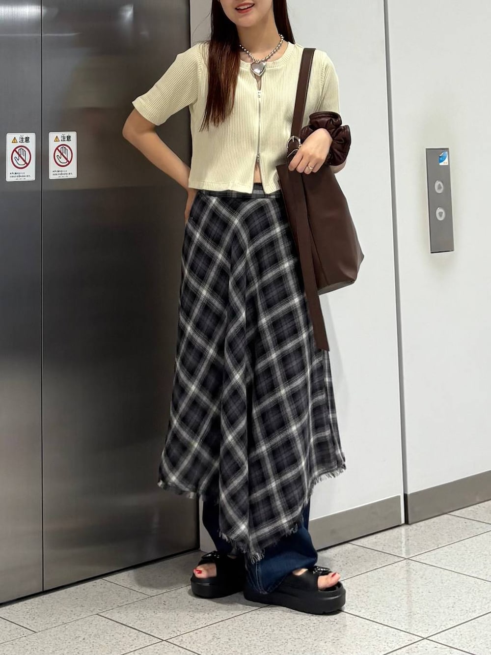 「差し色コーデ、カジュアル、カーディガン、夏コーデ、スカート、レイヤードスタイル、デニムパンツ、フレアパンツ、LOWRYS FARM、大人女子カジュアル_LOWRYS FARM、ローリーズスタイル_LOWRYS FARM」|「LOWRYS FARMのFLシュシュ 326074(ヘアゴム、ブラウン系)」を使った、aoさん(レディース・158cm)の夏コーディネートの3枚目の写真