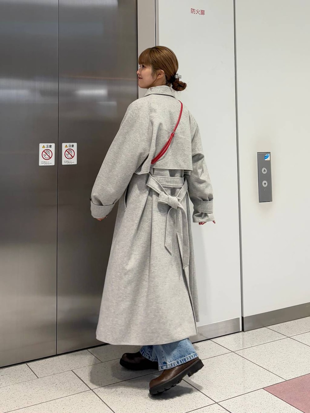 「コート、ニット、デニムパンツ、ブーツ、ショートブーツ、LOWRYS FARM、Me%、冬コーデ、冬アウター、大人女子カジュアル_LOWRYS FARM、ローリーズスタイル_LOWRYS FARM、大人カジュアル、差し色コーデ、カジュアル」｜「LOWRYS FARMのエンジニアブーツ　133008（ブーツ、ブラウン系）」を使った、aoさん（レディース・158cm）の冬コーディネートの4枚目の写真