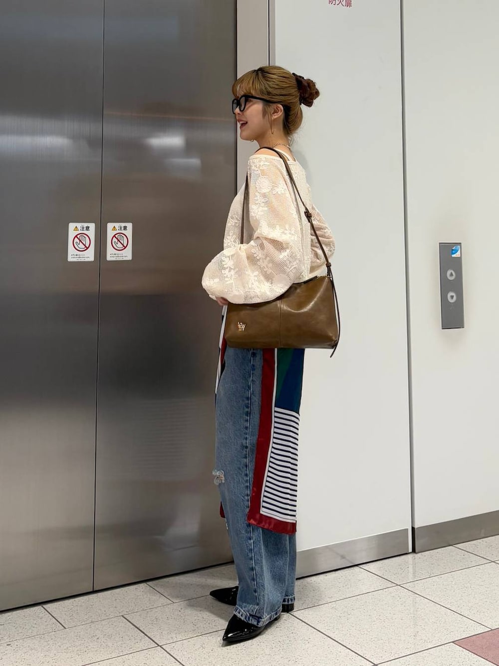 「差し色コーデ、カジュアル、スカーフ、デニムパンツ、春コーデ、ネックレス、きれいめカジュアル、LOWRYS FARM、大人カジュアル、ローリーズスタイル_LOWRYS FARM、大人女子カジュアル_LOWRYS FARM」|「LOWRYS FARMのEYEWEAR 128533(メガネ、ベージュ系)」を使った、aoさん(レディース・158cm)の春コーディネートの4枚目の写真