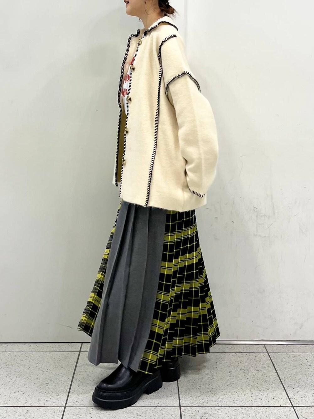 「差し色コーデ、カジュアル、カーディガン、ニット、スカート、ロングスカート、ネックレス、ブーツ、ショートブーツ、Tシャツ、ロンT、モバイルグッズ_Me%、LOWRYS FARM、Me%、ローリーズスタイル_LOWRYS FARM」｜「LOWRYS FARMのストレッチスニーカーブーツ 969457（ブーツ、ブラック系）」を使った、aoさん（レディース・158cm）の秋コーディネートの4枚目の写真
