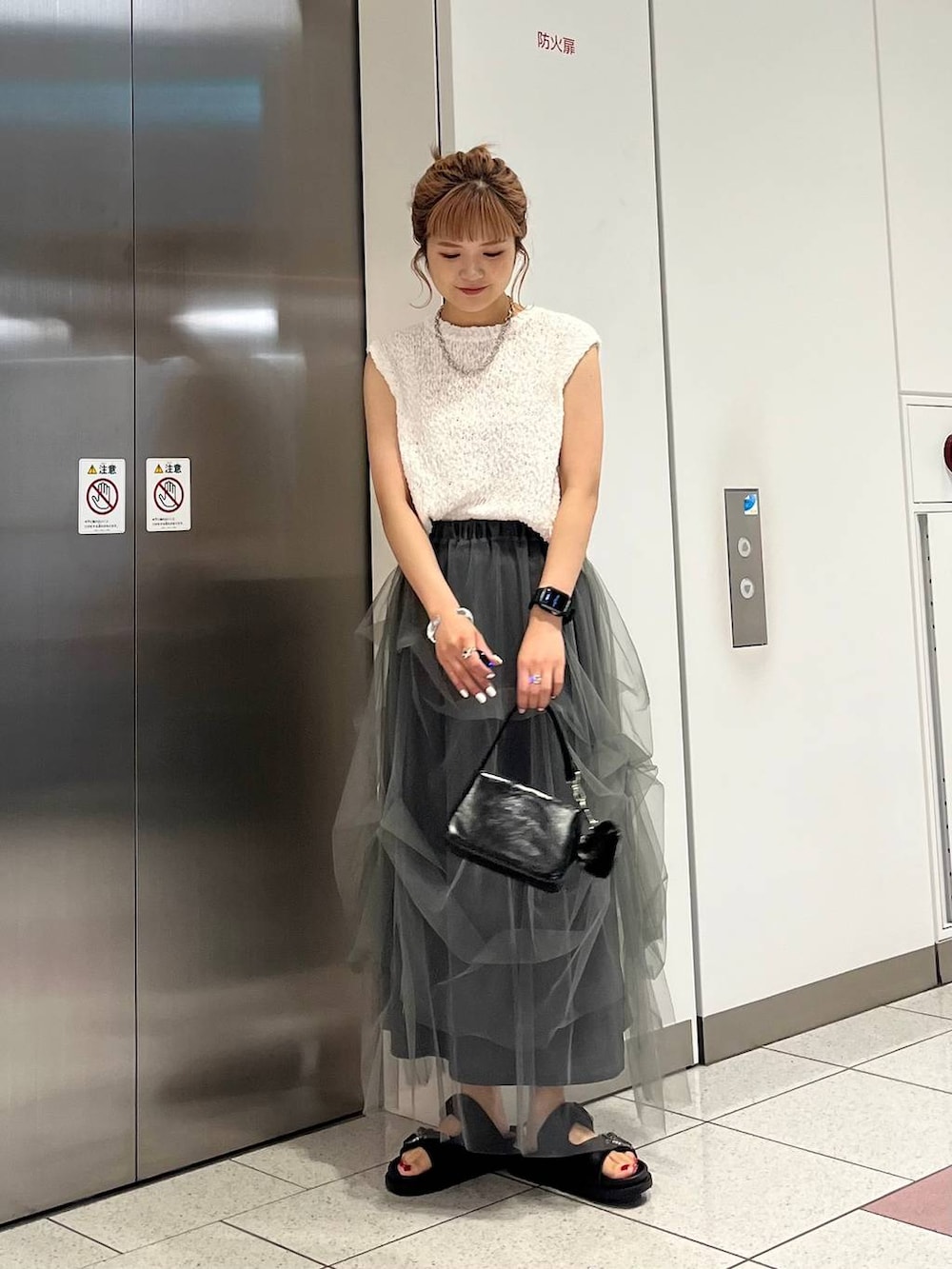 「カジュアル、Me%、LOWRYS FARM、夏コーデ、ローリーズスタイル_LOWRYS FARM、大人女子カジュアル_LOWRYS FARM、大人カジュアル、差し色コーデ、タンクトップ、スカート、ロングスカート、サンダル」｜「Me%のハートチャーム付きポーチショルダー 126855（ショルダーバッグ、ブラック系）」を使った、aoさん（レディース・158cm）の夏コーディネートの3枚目の写真