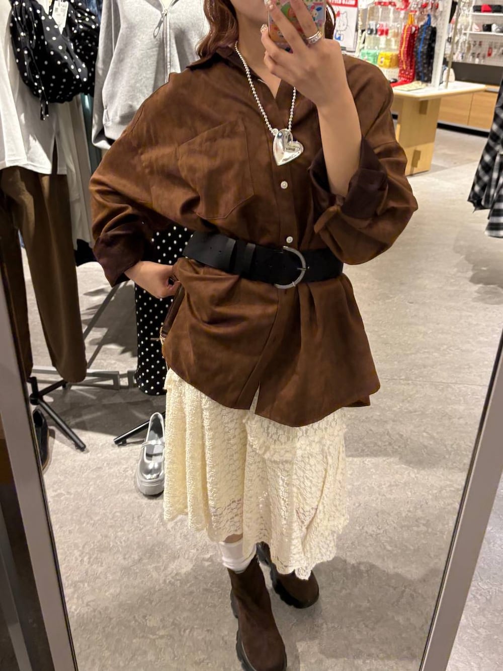 ホワイト系のスカート、その他のショルダーバッグ、ブラウン系のシャツ/ブラウスを着用したレディースの秋コーディネートの2枚目の写真