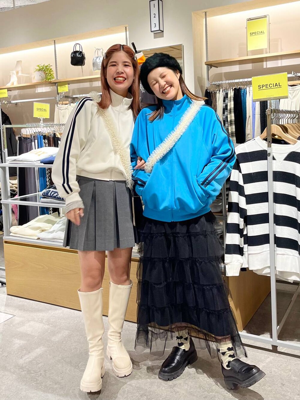 「カジュアル、ロングスカート、ミニスカート、スカート、ブーツ、LOWRYS FARM、Heather、Me%、モバイルグッズ_Me%、冬コーデ、ローリーズスタイル_LOWRYS FARM、大人女子カジュアル_LOWRYS FARM、差し色コーデ」｜「Heatherのインヒールストレッチロングブーツ　229820（ブーツ、ホワイト系）」を使った、aoさん（レディース・158cm）の秋コーディネートの2枚目の写真