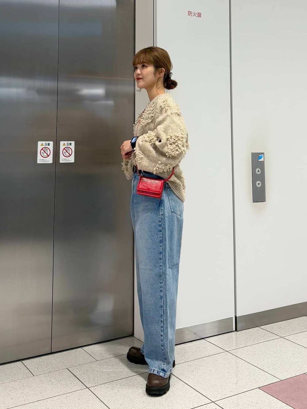 「差し色コーデ、カジュアル、ニット、セールコーデ、デニムパンツ、Me%、LOWRYS FARM、冬コーデ、大人カジュアル、大人女子カジュアル_LOWRYS FARM、ローリーズスタイル_LOWRYS FARM」｜「LOWRYS FARMのエンジニアブーツ　133008（ブーツ、ブラウン系）」を使った、aoさん（レディース・158cm）の冬コーディネートの4枚目の写真