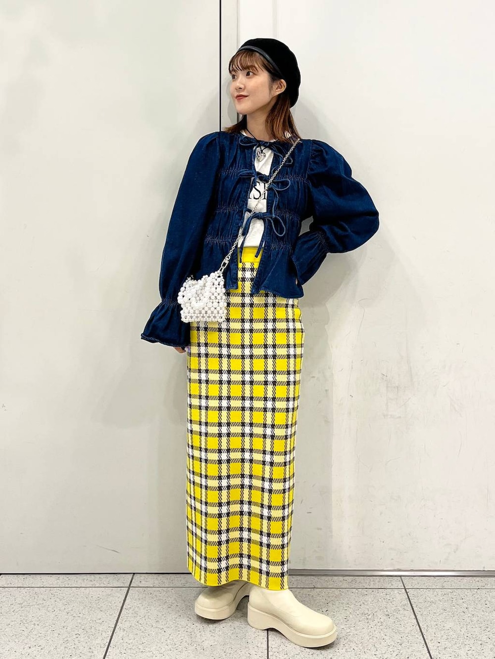 「差し色コーデ、カジュアル、ブラウス、デニムジャケット、ロングスカート、スカート、ロンT、Tシャツ、秋コーデ、LOWRYS FARM、Me%、ショートブーツ、ブーツ、大人女子カジュアル_LOWRYS FARM、ローリーズスタイル_LOWRYS FARM」｜「LOWRYS FARMのストレッチプラットフォームブーツ  967876（ブーツ、ホワイト系）」を使った、aoさん（レディース・158cm）の秋コーディネートの2枚目の写真