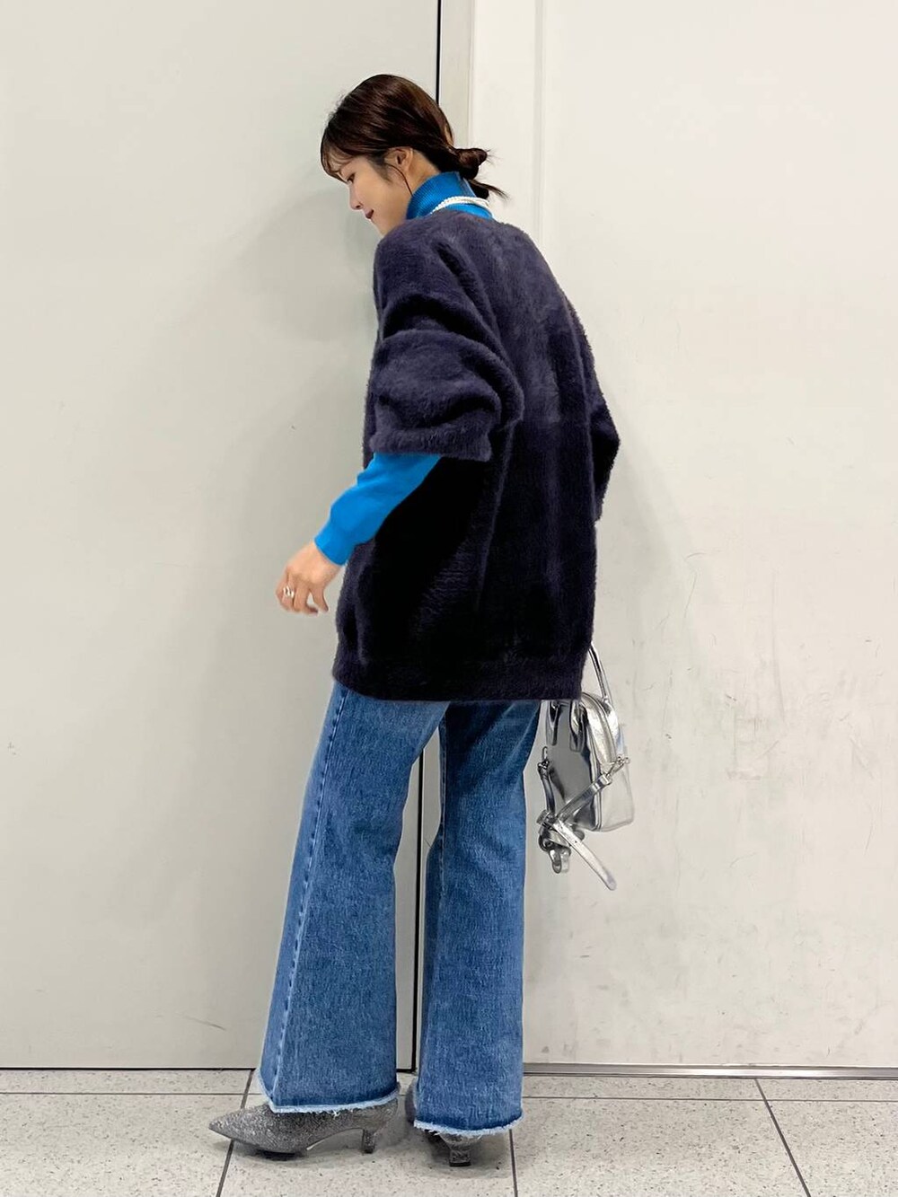 「ニット、カーディガン、デニムパンツ、ブーツ、ショートブーツ、LOWRYS FARM、ローリーズスタイル_LOWRYS FARM、大人女子カジュアル_LOWRYS FARM、差し色コーデ、カジュアル、ユニセックス」｜「LOWRYS FARMのＣＯＮＥフレアデニムパンツ　907038（デニムパンツ、その他）」を使った、aoさん（レディース・158cm）の秋コーディネートの4枚目の写真