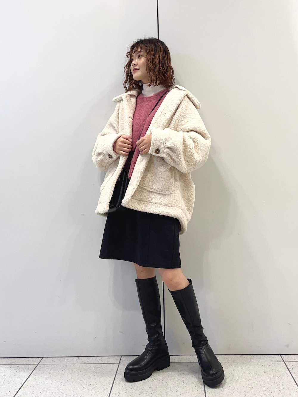 「ボアジャケット、ボアブルゾン、ボアコート、ミニスカート、ロングブーツ、ブーツ、シャギーニット、オーバーサイズ、大人ガーリー、大人かわいい、ゆったりコーデ、タートルネック、LOWRYS FARM、ローリーズファーム(LOWRYS FARM)、ローリーズファーム公認インフルエンサー」｜「LOWRYS FARMのストレッチミニスカート２　179489（スカート、ブラック系）」を使った、aoさん（レディース・158cm）の冬コーディネートの2枚目の写真