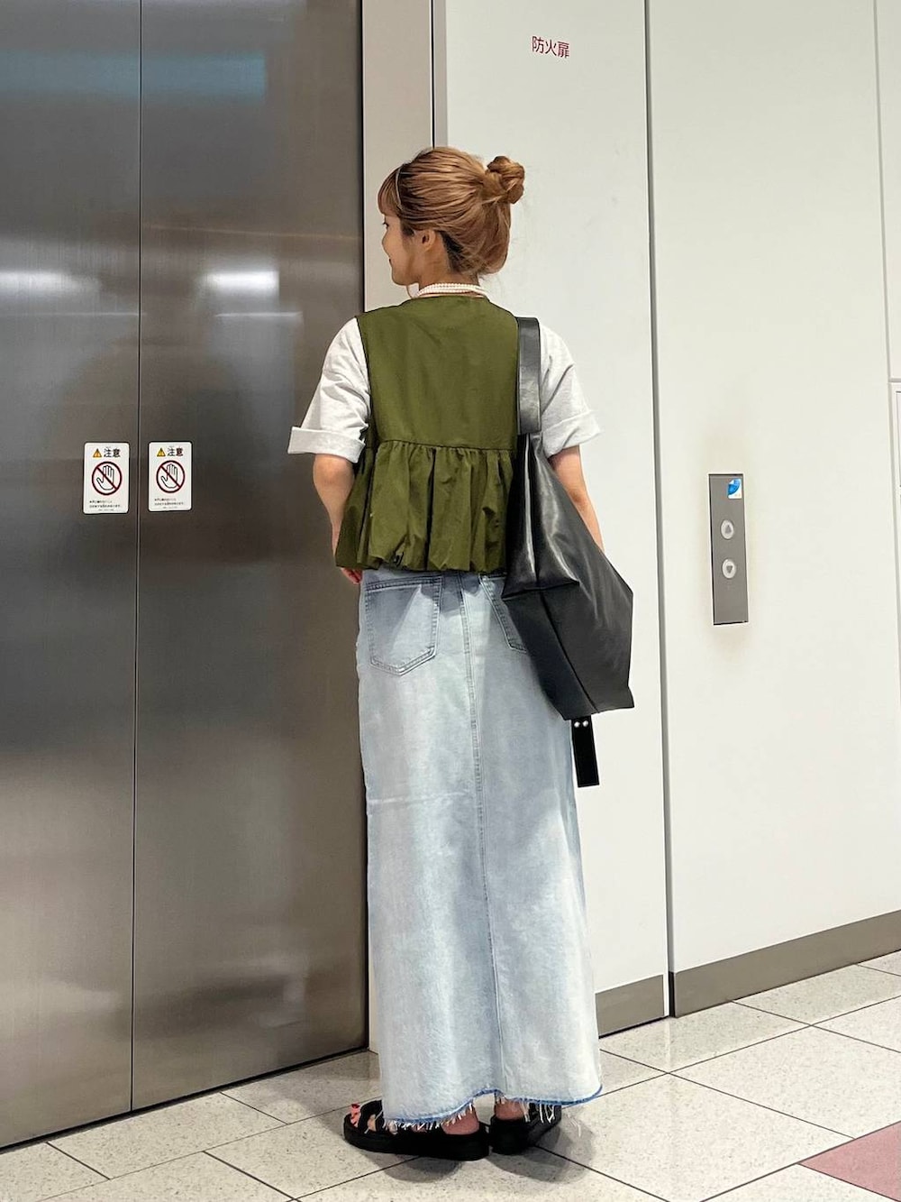 「差し色コーデ、カジュアル、Tシャツ、スカート、ロングスカート、サンダル、ショルダーバッグ、ベスト、夏コーデ、大人カジュアル、LOWRYS FARM、ローリーズスタイル_LOWRYS FARM、大人女子カジュアル_LOWRYS FARM」|「LOWRYS FARMのシャイニーペプラムベスト 129263(ベスト、グリーン系)」を使った、aoさん(レディース・158cm)の夏コーディネートの5枚目の写真