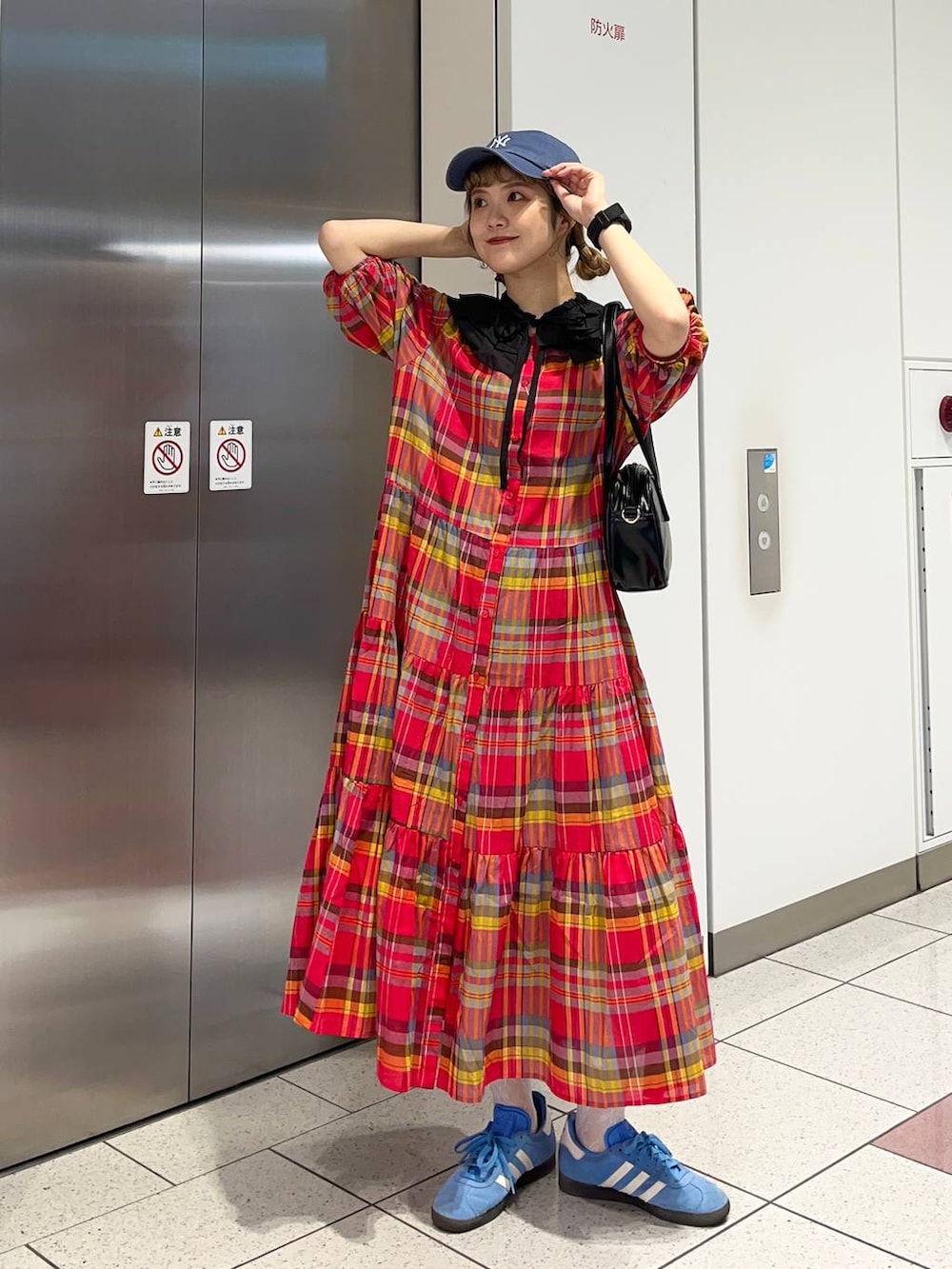 「差し色コーデ、カジュアル、キャップ、ワンピース、バッグ、春コーデ、夏コーデ、LOWRYS FARM、大人女子カジュアル_LOWRYS FARM、ローリーズスタイル_LOWRYS FARM」｜「LOWRYS FARMのワイドボストンバック  102047（ハンドバッグ、ブラック系）」を使った、aoさん（レディース・158cm）の春コーディネートの2枚目の写真