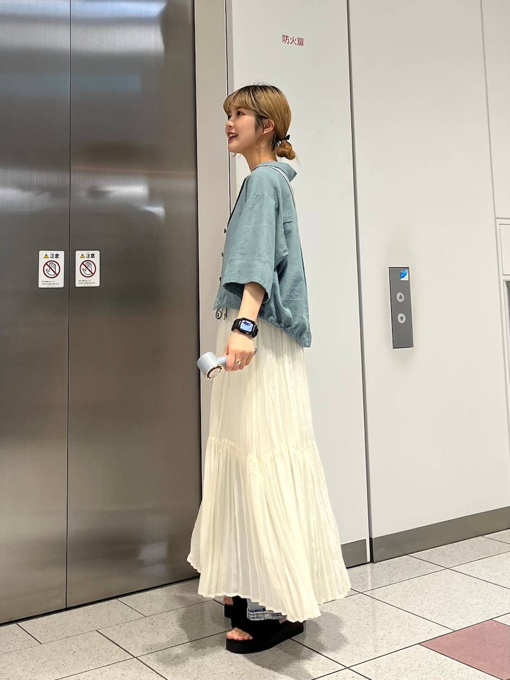 「差し色コーデ、カジュアル、シャツ、ハンディファン、デニムパンツ、ワンピース、タンクトップ、サンダル、ショルダーバッグ、LOWRYS FARM、夏コーデ、ローリーズスタイル_LOWRYS FARM」|「LOWRYS FARMのカンドウフィットフリル 105198(サンダル、ブラック系)」を使った、aoさん(レディース・158cm)の夏コーディネートの4枚目の写真