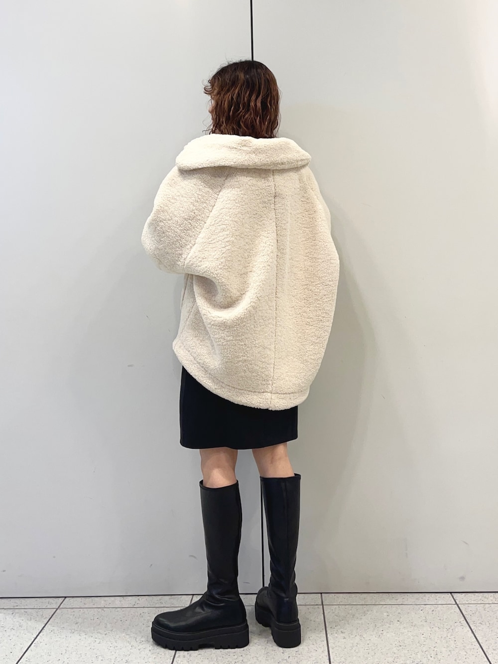 「ボアジャケット、ボアブルゾン、ボアコート、ミニスカート、ロングブーツ、ブーツ、シャギーニット、オーバーサイズ、大人ガーリー、大人かわいい、ゆったりコーデ、タートルネック、LOWRYS FARM、ローリーズファーム(LOWRYS FARM)、ローリーズファーム公認インフルエンサー」｜「LOWRYS FARMのストレッチミニスカート２　179489（スカート、ブラック系）」を使った、aoさん（レディース・158cm）の冬コーディネートの4枚目の写真