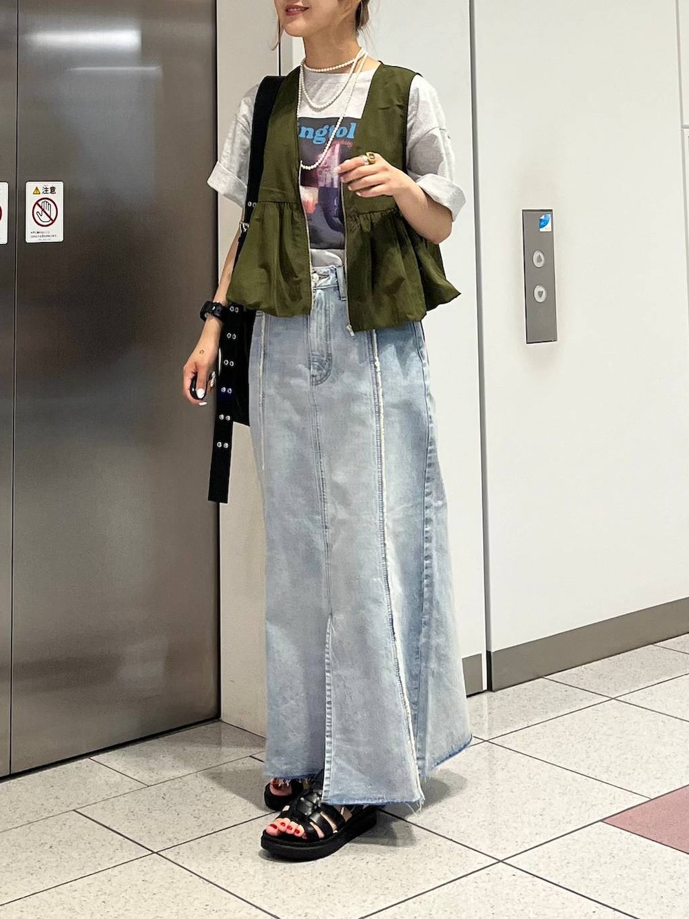 「差し色コーデ、カジュアル、Tシャツ、スカート、ロングスカート、サンダル、ショルダーバッグ、ベスト、夏コーデ、大人カジュアル、LOWRYS FARM、ローリーズスタイル_LOWRYS FARM、大人女子カジュアル_LOWRYS FARM」|「LOWRYS FARMのシャイニーペプラムベスト 129263(ベスト、グリーン系)」を使った、aoさん(レディース・158cm)の夏コーディネートの2枚目の写真