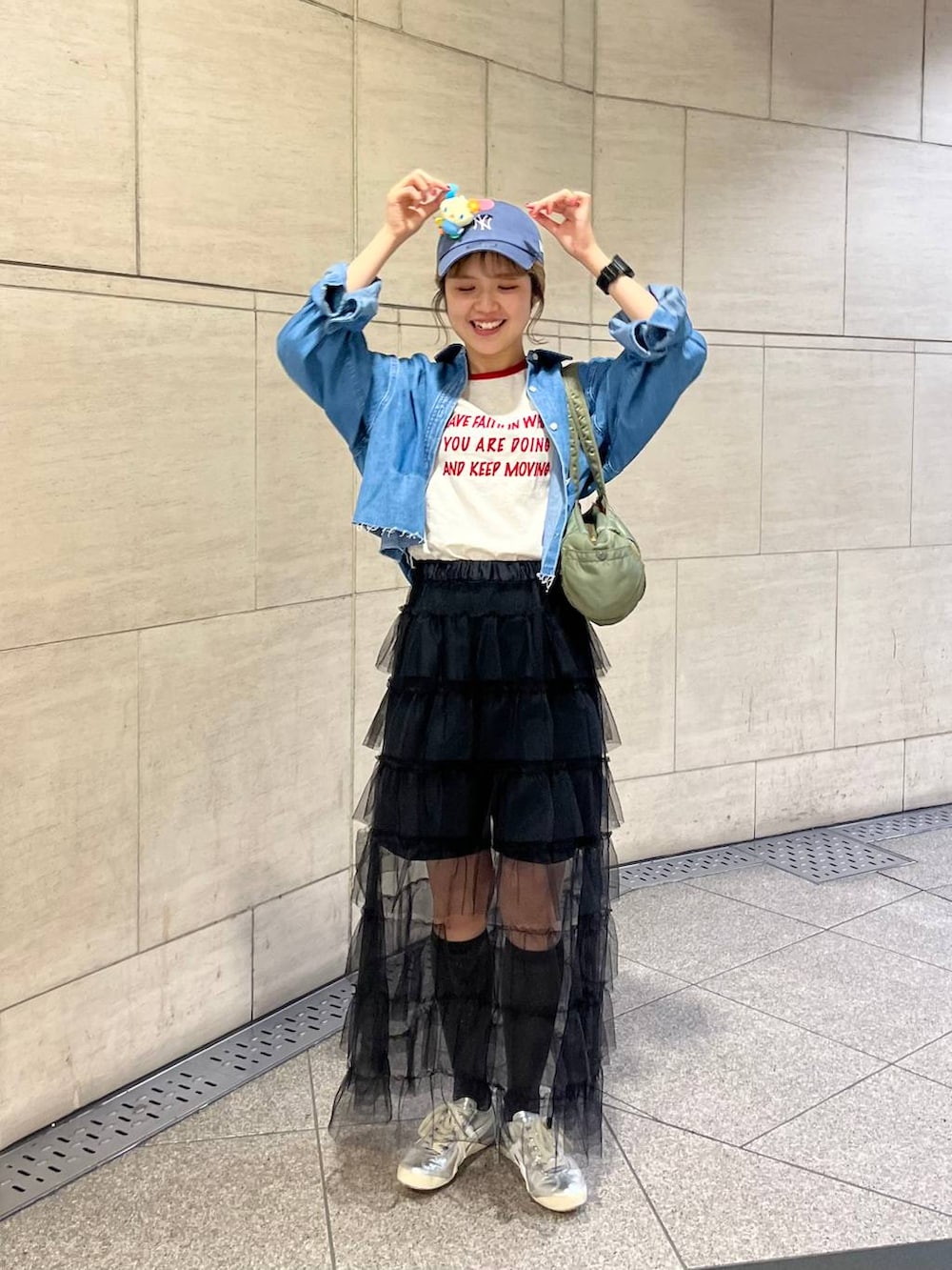 ホワイト系のTシャツ/カットソー、ブラック系のスカート、ブルー系のシャツ/ブラウスを着用したレディースの春コーディネートの2枚目の写真