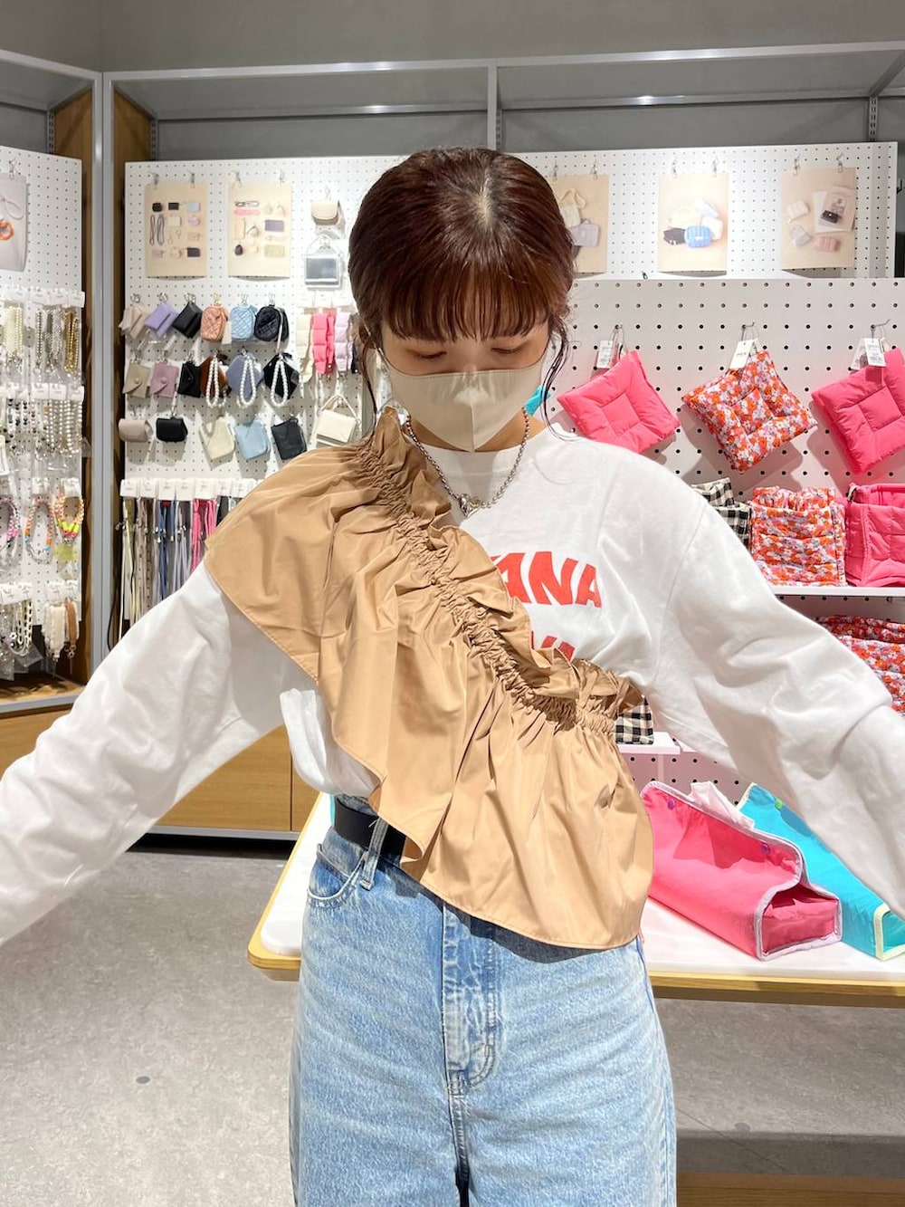 「デニムパンツ、ネックレス、LOWRYS FARM、Me%、大人女子カジュアル_LOWRYS FARM、ローリーズスタイル_LOWRYS FARM、Tシャツ、差し色コーデ、カジュアル」｜「LOWRYS FARMのＣＯＮＥカーブデニムパンツ 907037（デニムパンツ、ブルー系）」を使った、aoさん（レディース・158cm）の秋コーディネートの3枚目の写真