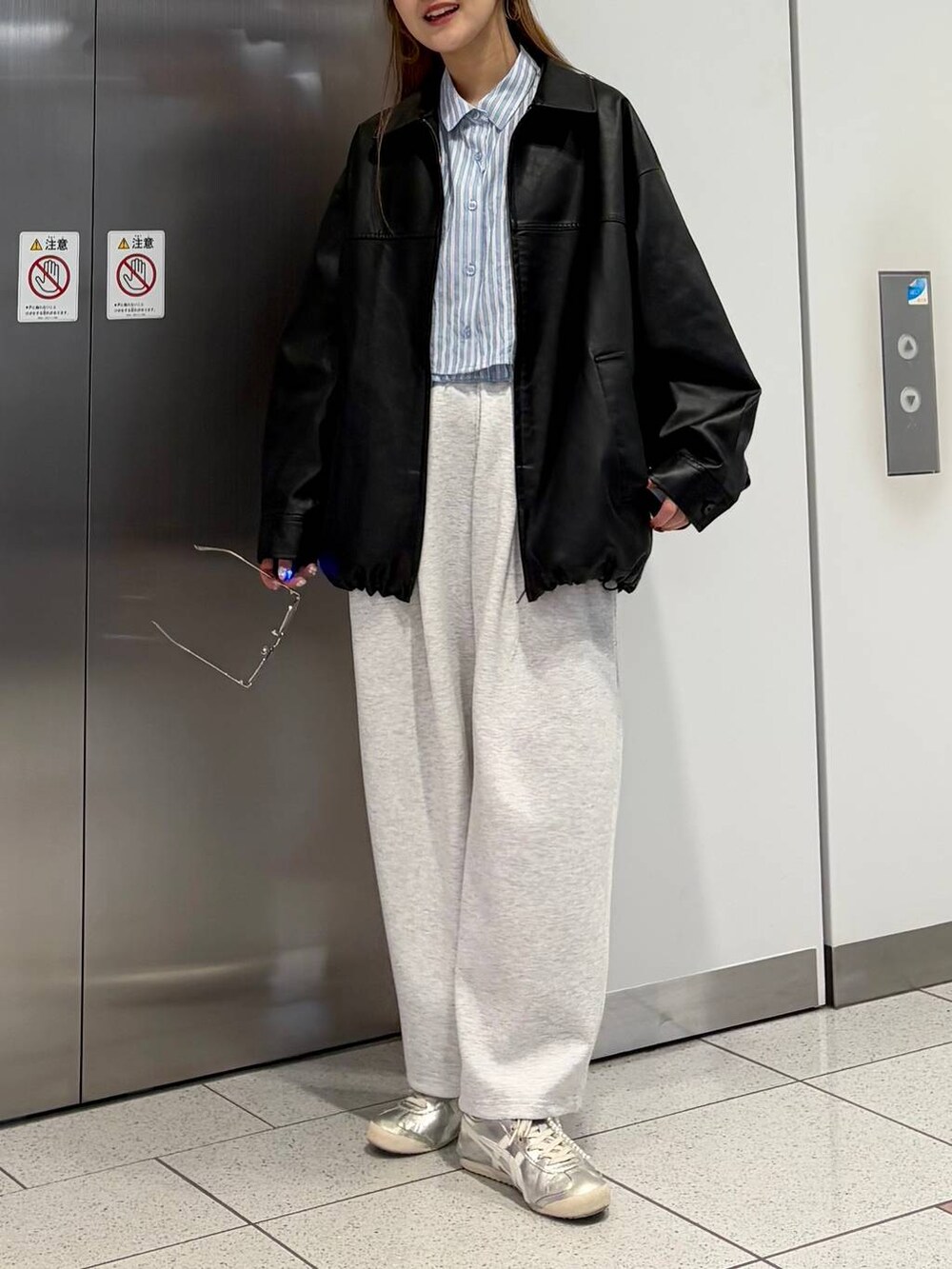 「シャツ、シャツスタイル、春アウター、春コーデ、春色、メガネ、めがね、ブルゾン、LOWRYS FARM、大人カジュアル、大人女子カジュアル_LOWRYS FARM、ローリーズスタイル_LOWRYS FARM、差し色コーデ、カジュアル」｜「LOWRYS FARMのＥＹＥＷＥＡＲ　128533（メガネ、その他）」を使った、aoさん（レディース・158cm）の春コーディネートの3枚目の写真