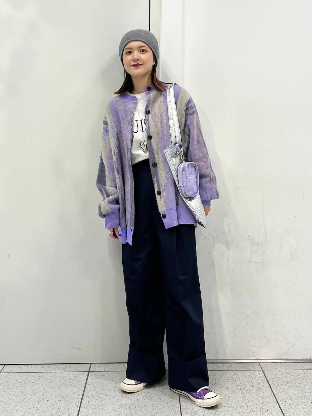 「カーディガン、ロンT、Tシャツ、ニット、ニット帽、ネックレス、秋コーデ、冬コーデ、LOWRYS FARM、大人女子カジュアル_LOWRYS FARM、ローリーズスタイル_LOWRYS FARM、公認インフルエンサー_LOWRYS FARM、差し色コーデ、カジュアル」｜「Me%の推し活ポーチ  965555（ポーチ、パープル系）」を使った、aoさん（レディース・158cm）の秋コーディネートの3枚目の写真