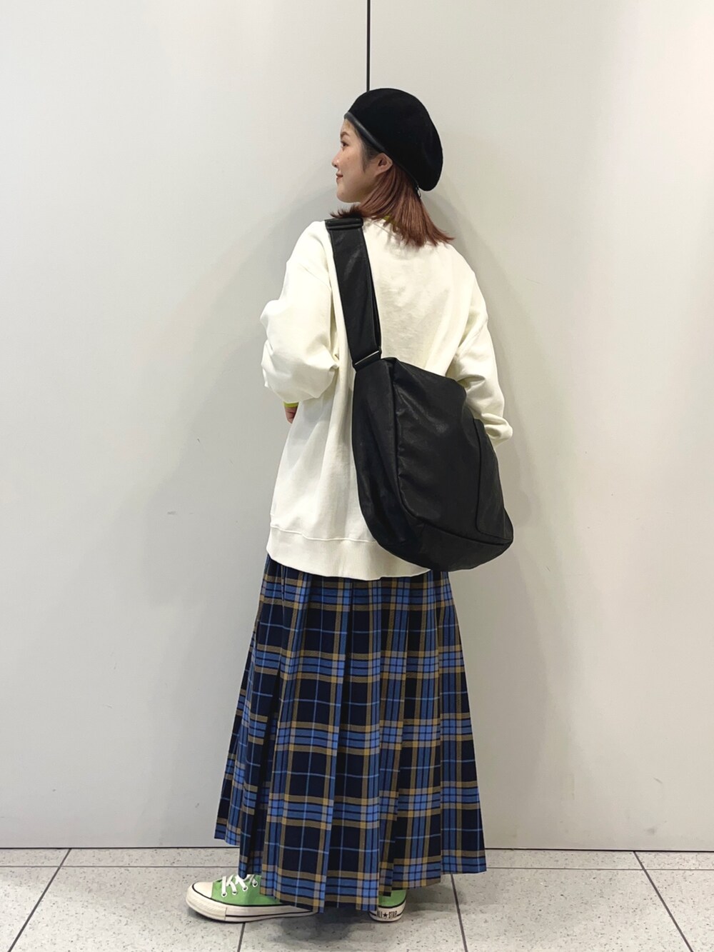 「タートルネック、ホワイトコーデ、クリスマスに着たい服、レイヤードスタイル、マイベストコーデ2022、スニーカーコーデ、ロゴスウェット、スウェット、ベレー帽、コンバース、カラーコーデ、カラーニット、チェックスカート、LOWRYS FARM、ローリーズファーム(LOWRYS FARM)」｜「LOWRYS FARMのチェックキルトスカート　170837（スカート、ブルー系）」を使った、aoさん（レディース・158cm）の冬コーディネートの4枚目の写真