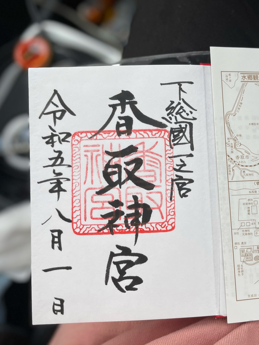 ピンク系のTシャツ/カットソー、ブルー系のバックパック/リュック、ブラック系のスラックスを着用したメンズの夏コーディネートの2枚目の写真