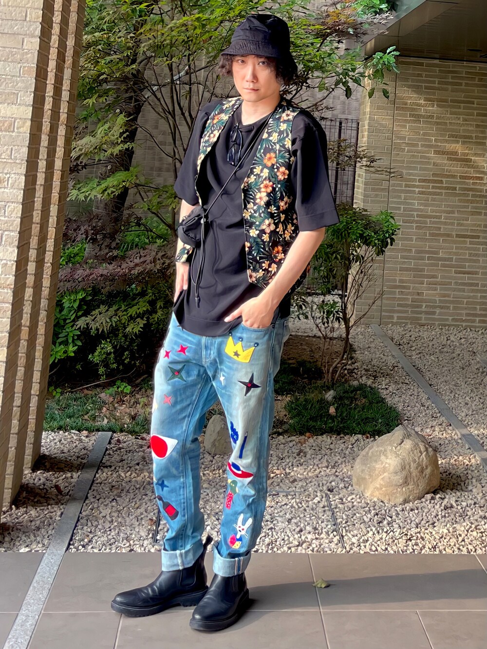 「オトナカジュアル、ブーツ、夏コーデ、バケットハット、デニム、ベスト、ジレ、ミニバッグ、お出かけコーデ、ストリート、花柄、ボタニカル柄、まっちゃんの服あげます」|「WEGOの∴WEGO/Dlome バケットハット(ハット、ブラック系)」を使った、まっちゃんさん(骨格ナチュラル・メンズ・183cm)の夏コーディネートの3枚目の写真